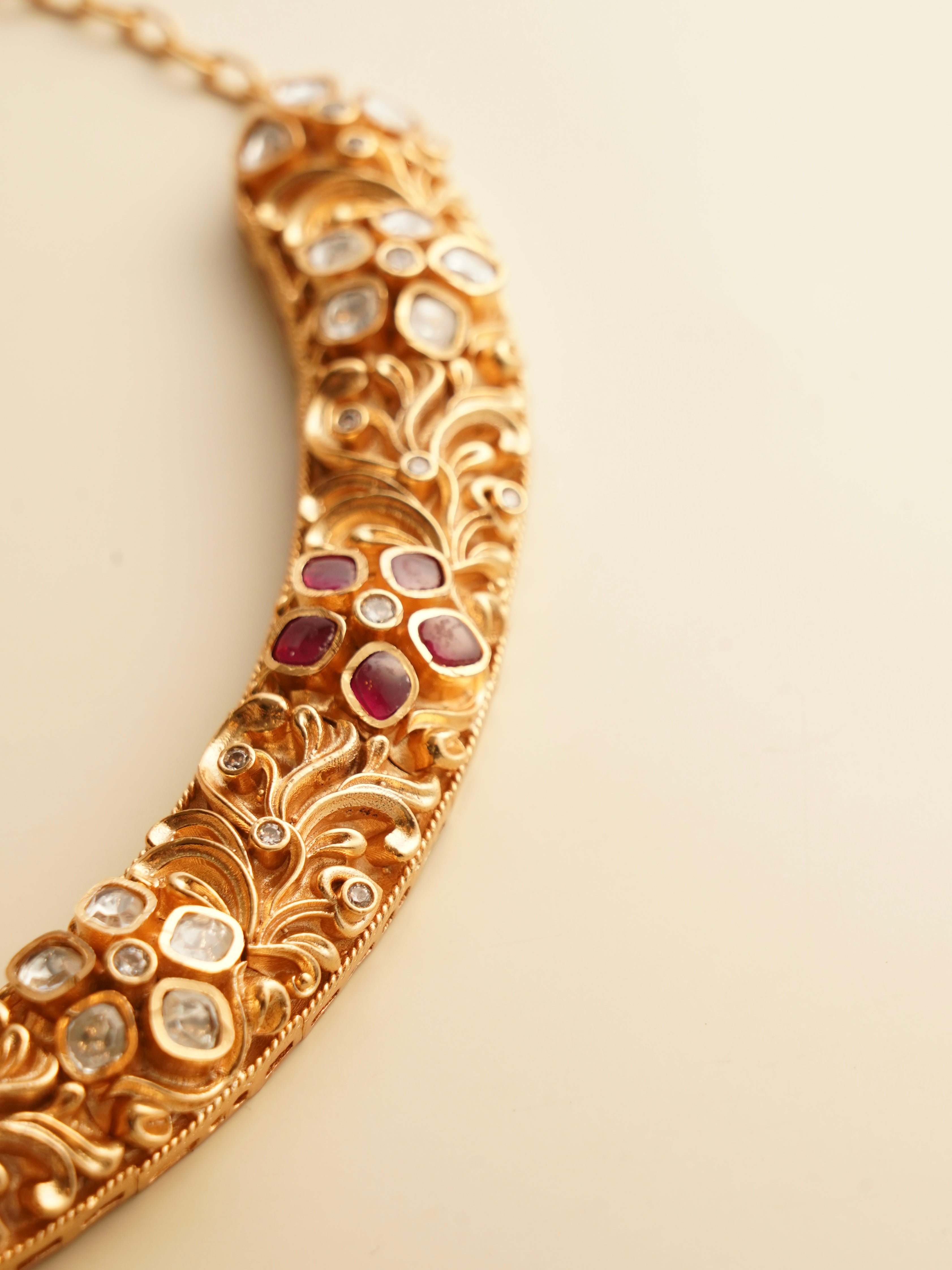 Front close-up of floral polki hasli necklace with symmetrical antique detailing