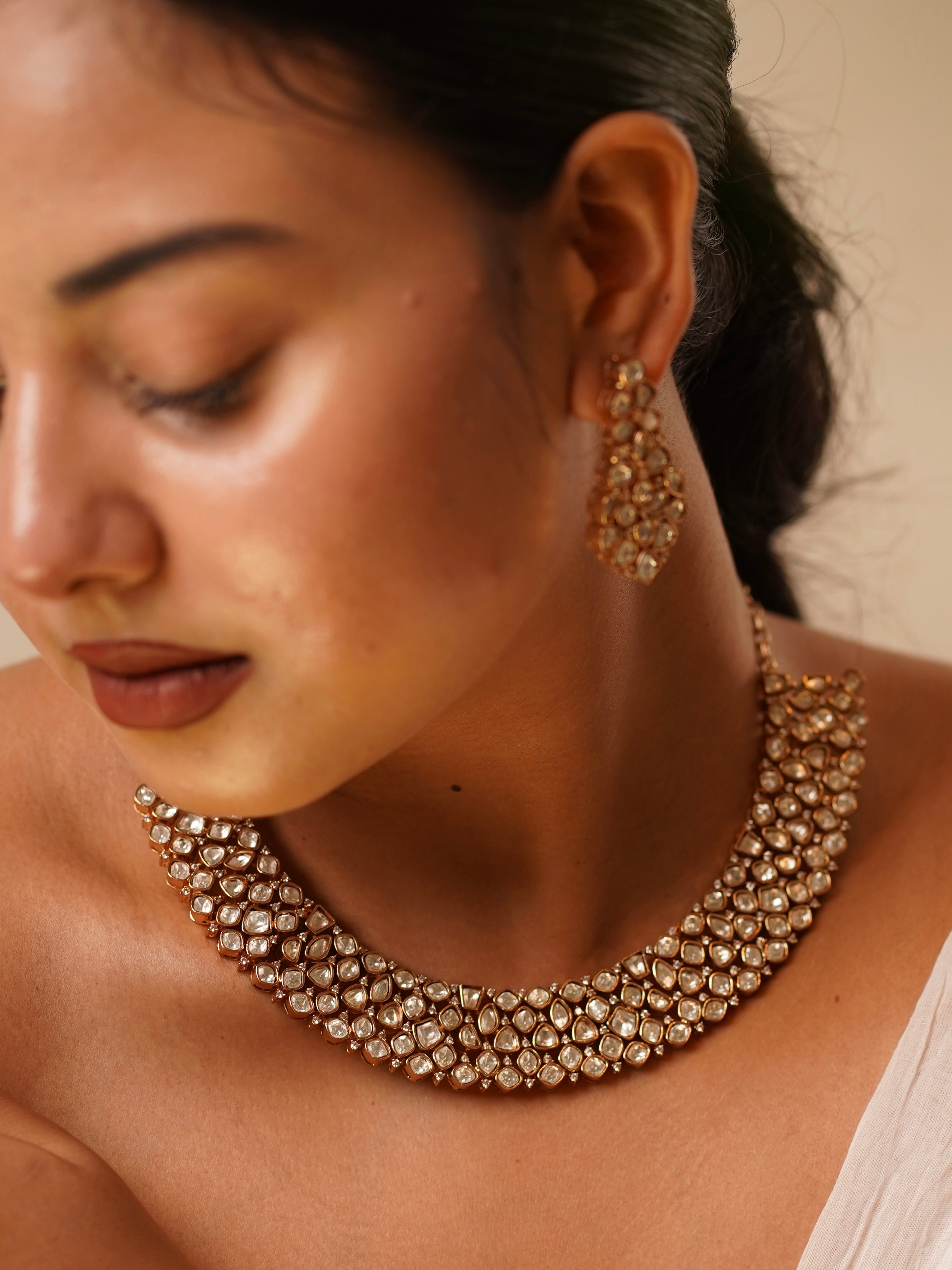 Front view of kundan necklace set featuring star-like arrangement and high-polish stones