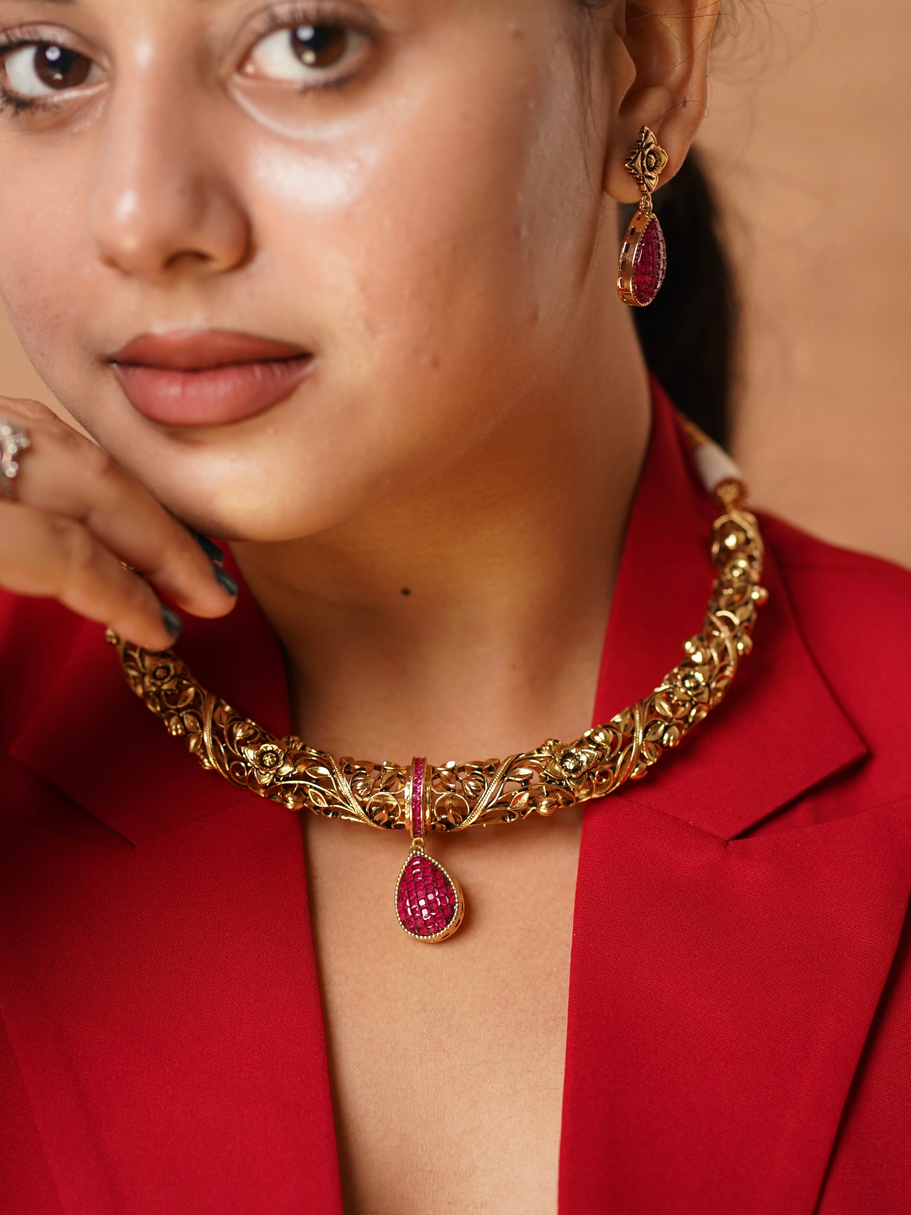 Ruby gold-plated necklace set with floral carvings and drop-shaped centerpiece