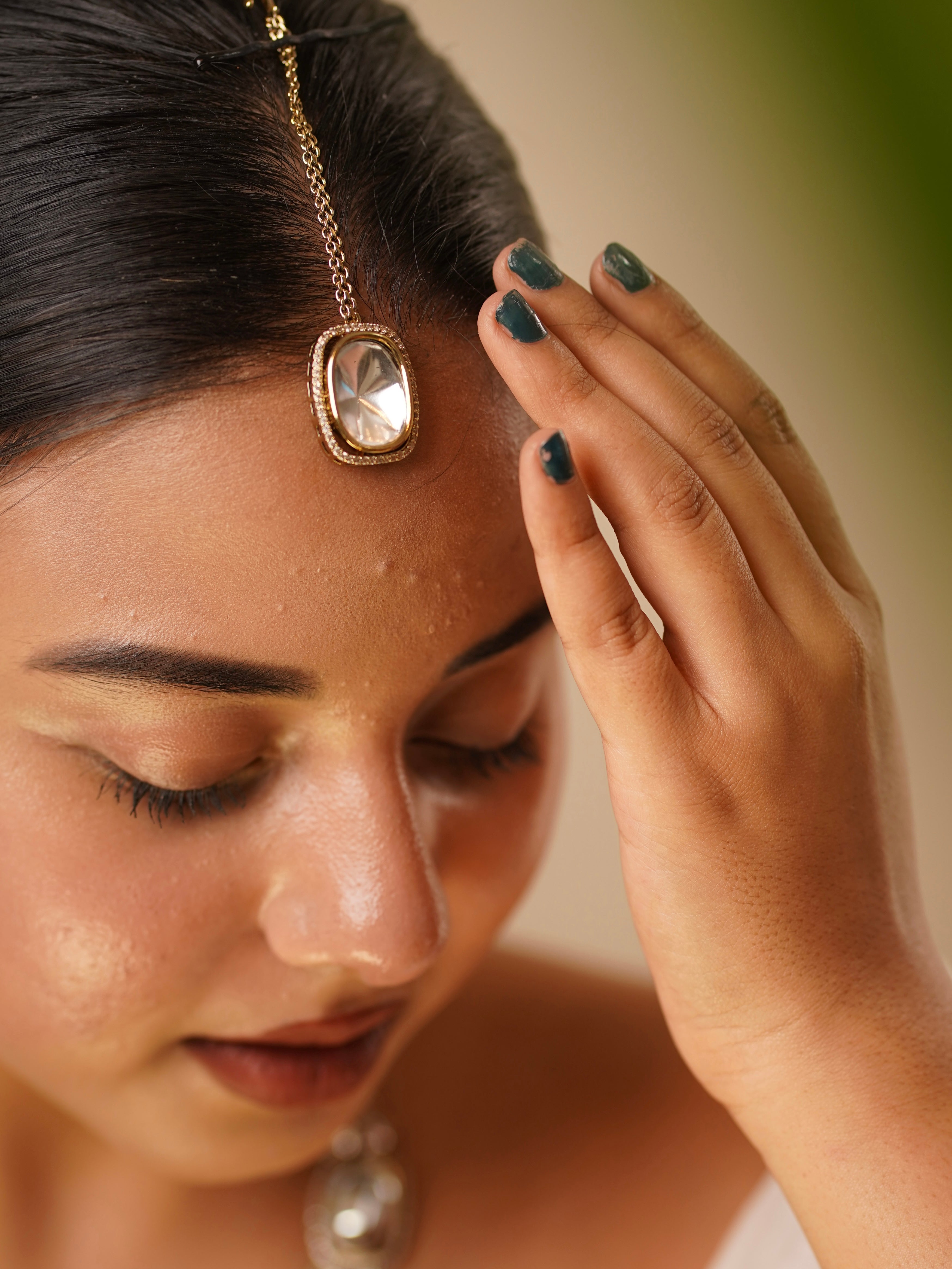 Close-up of necklace from kundan set showing gemstone cuts and connector elements