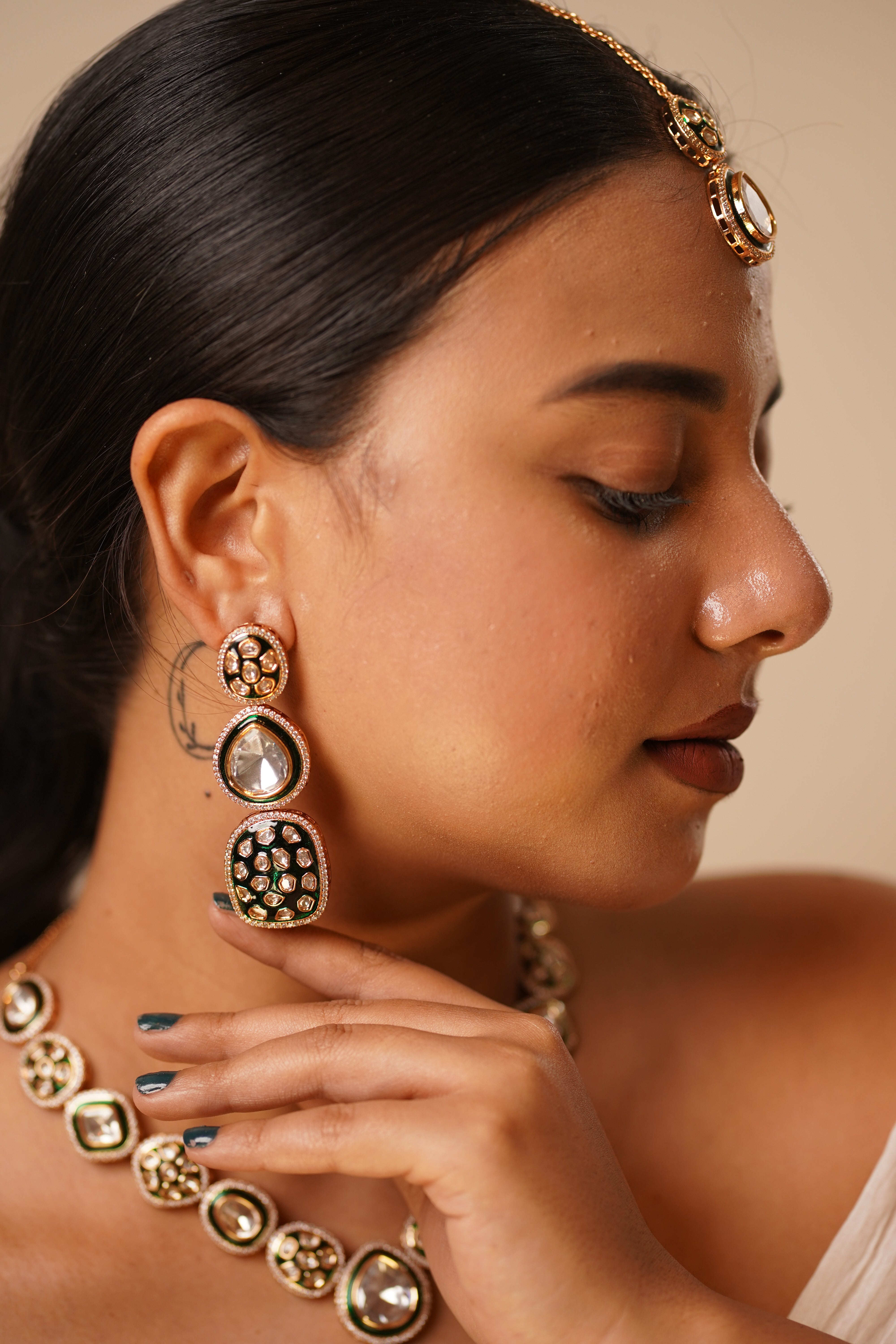 Side view of Aanya polki set with uncut diamonds and enamel elements