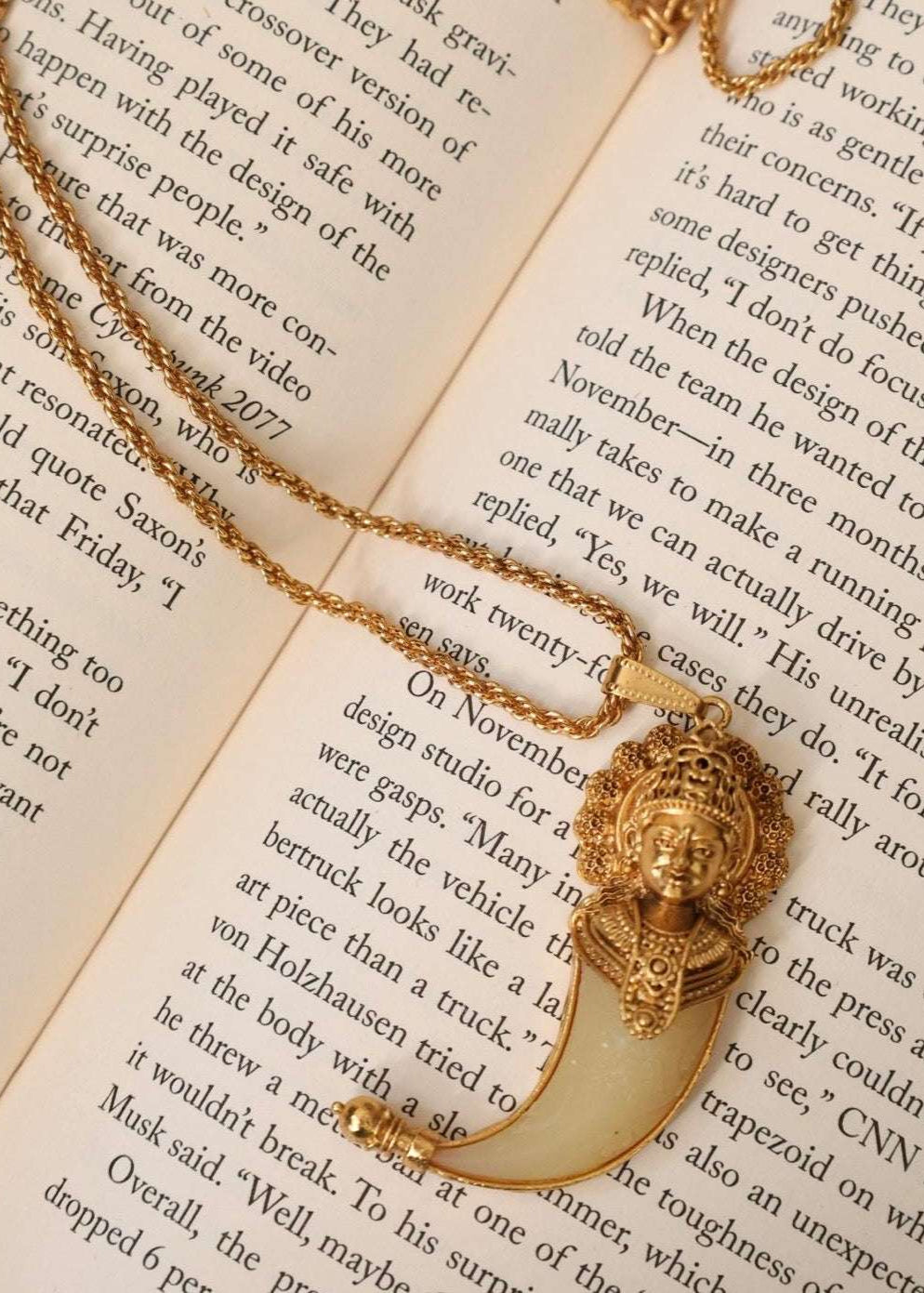 Divine Curve – Intricate Gold Tusk Necklace