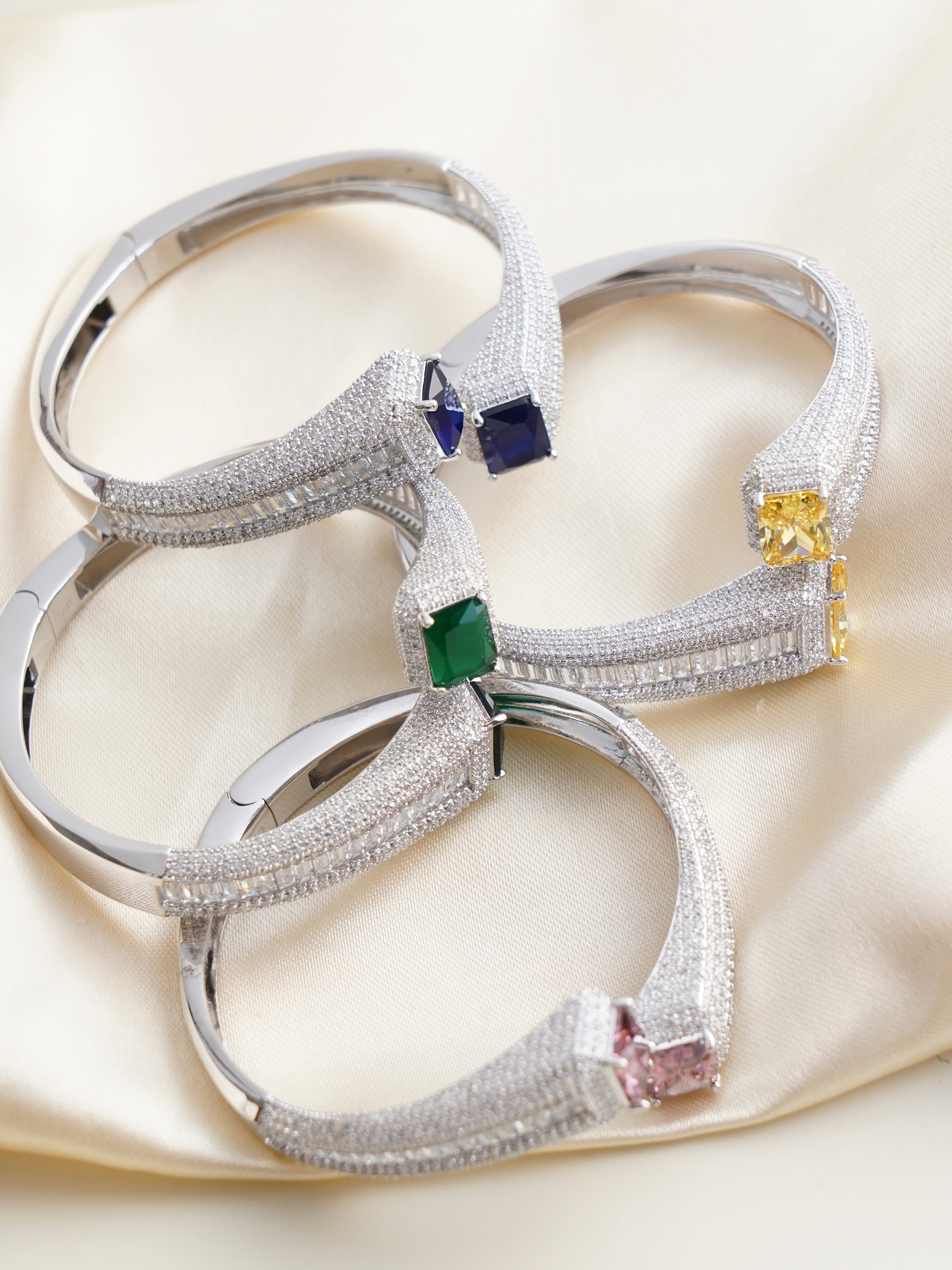 Celestia Luxe bracelet with emerald green stones and zirconia on rhodium-finished silver base