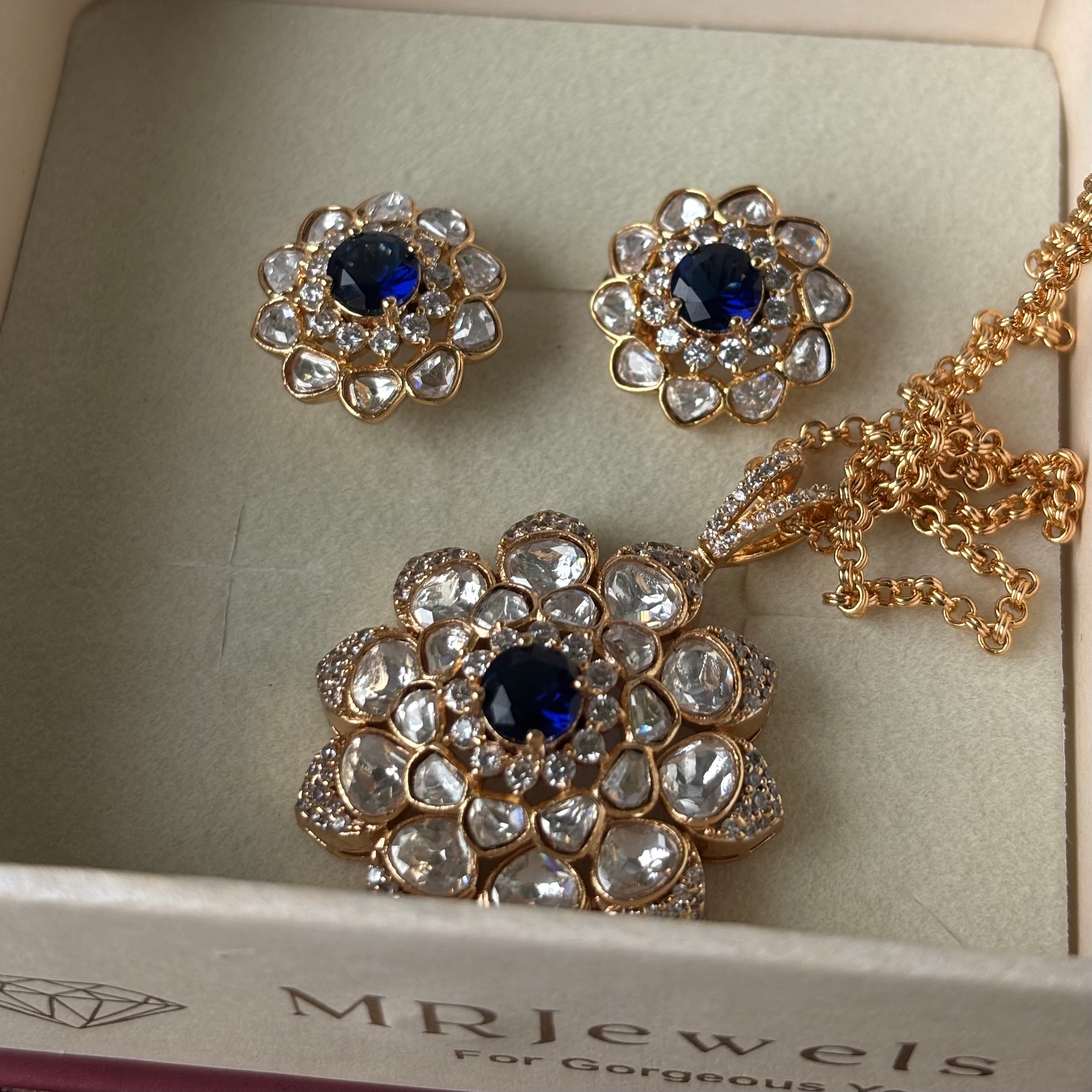 Close-up of kundan pendant center stone with surrounding petal detail