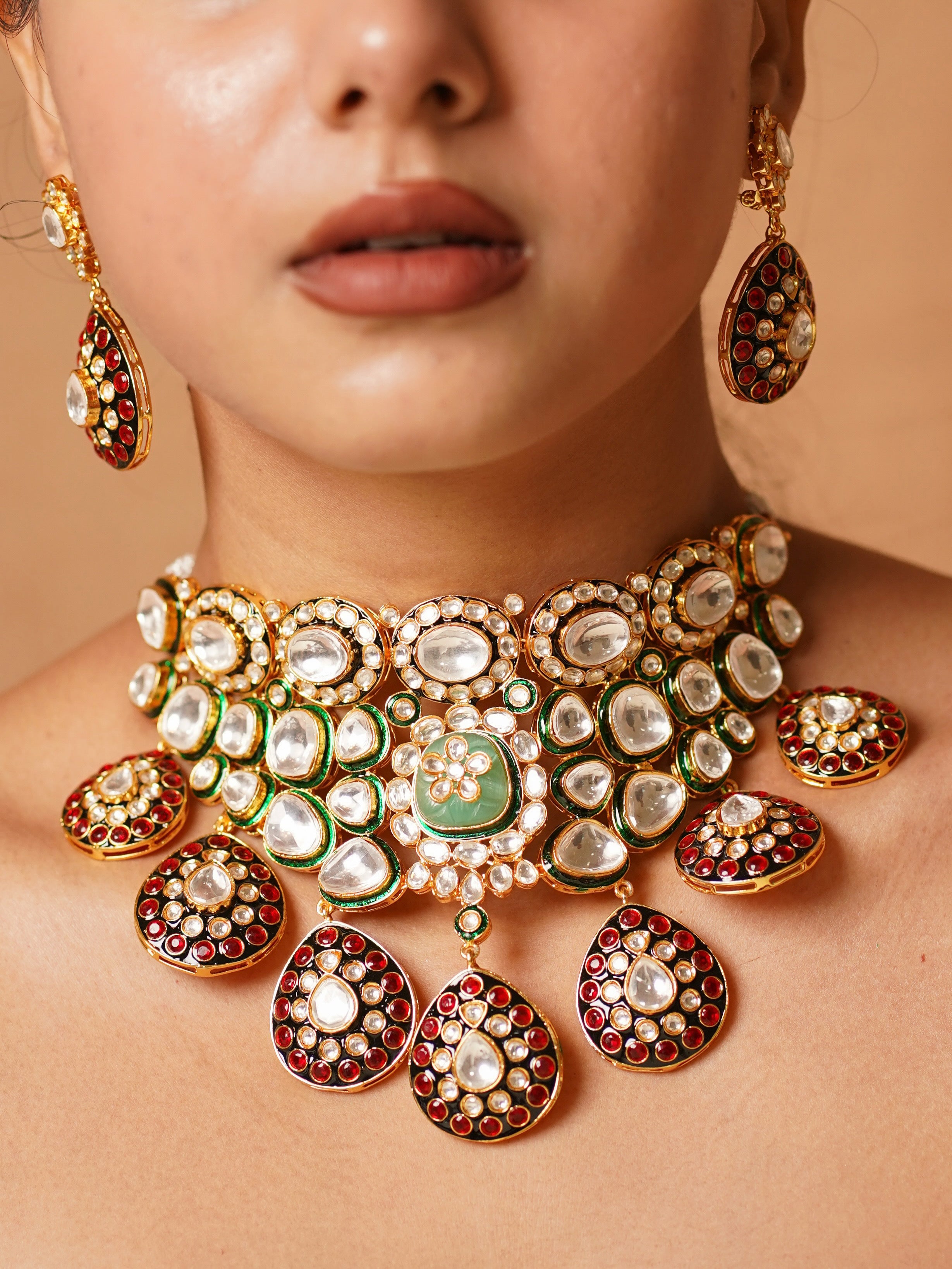 Side shot of necklace showing pendant curve and stone setting with maangtikaa visible