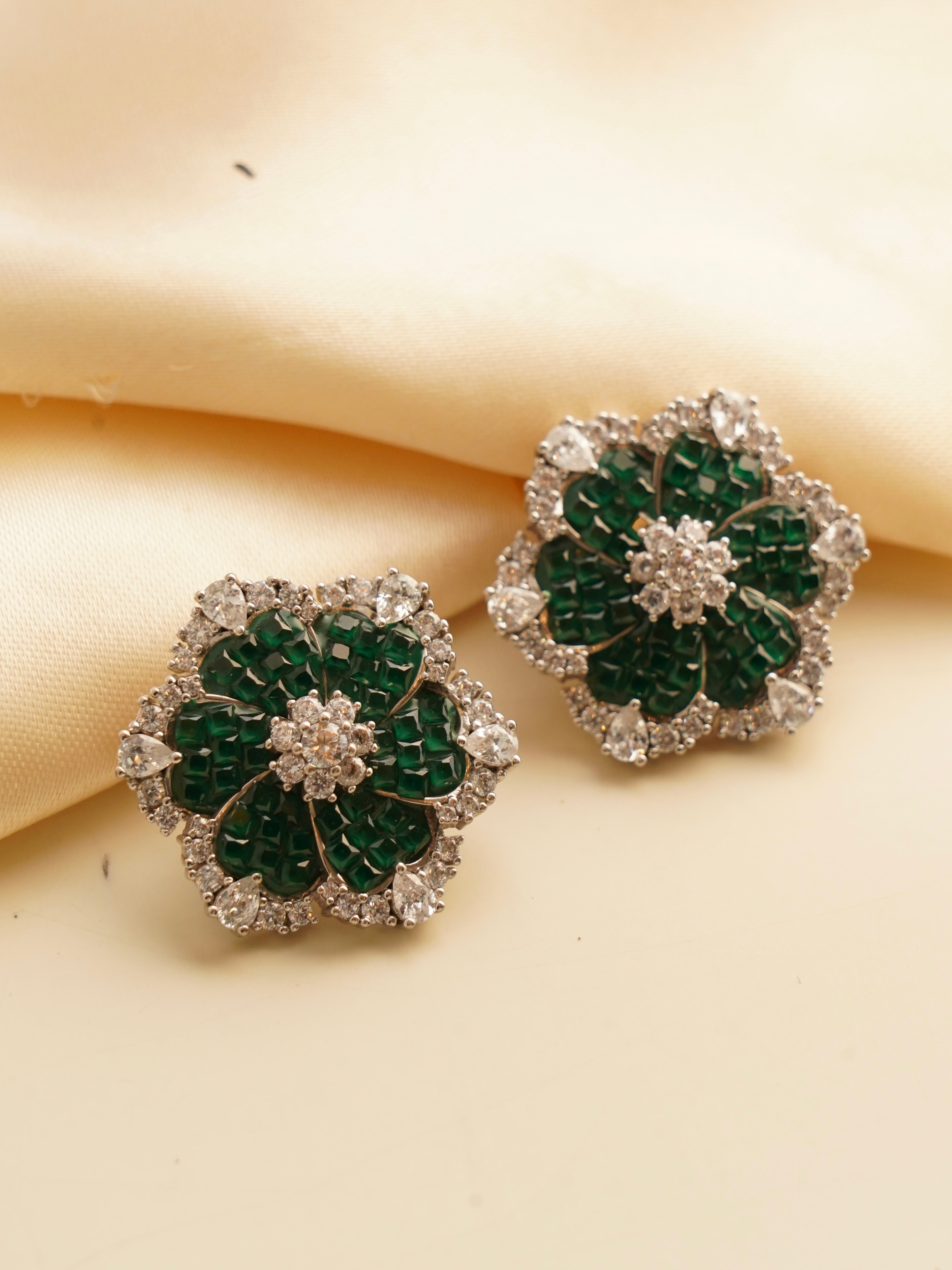Floral emerald earrings with sparkling diamonds and polished gold finish