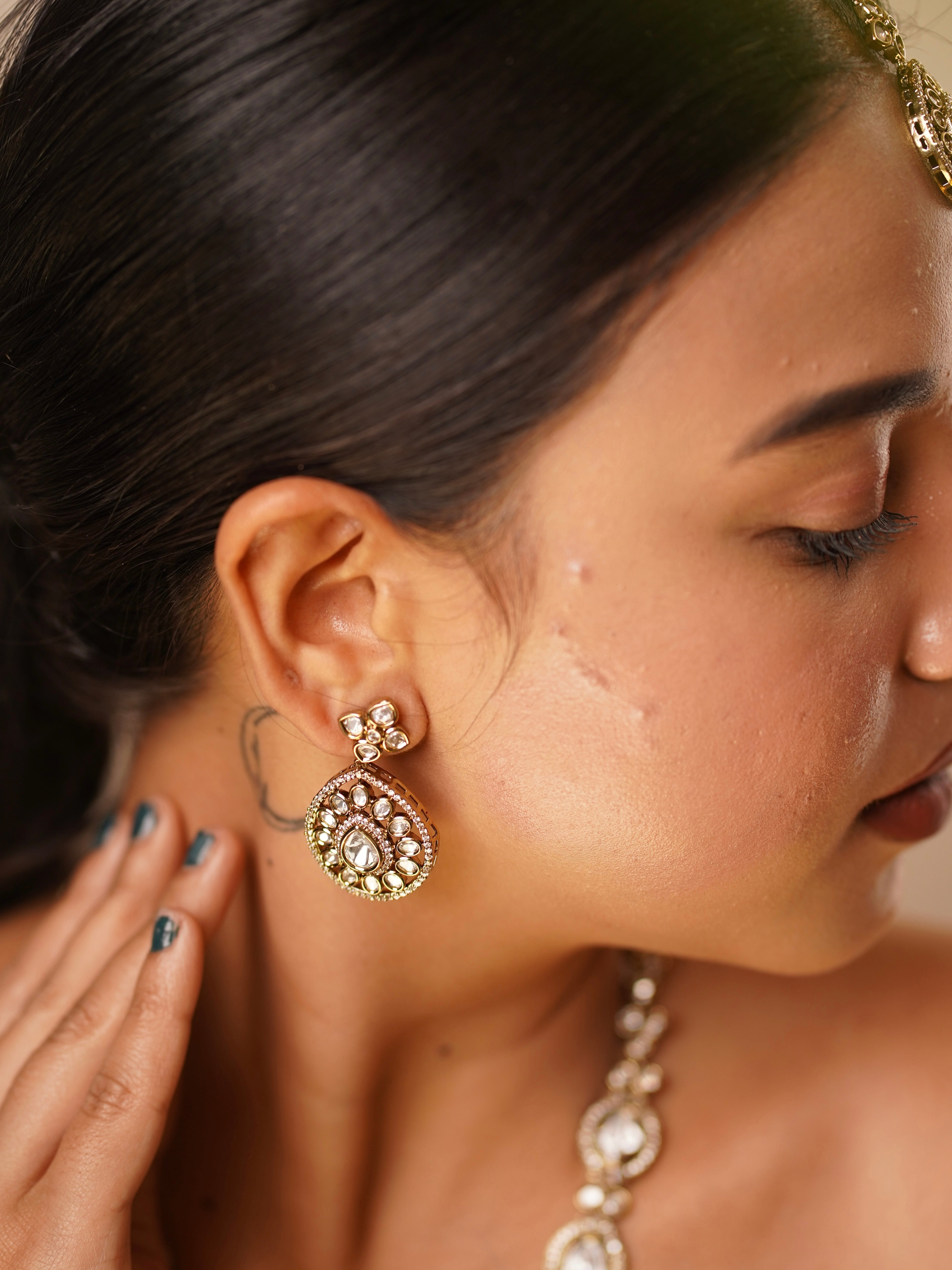 Side view of Aurelia kundan set showing linked necklace and drop earrings