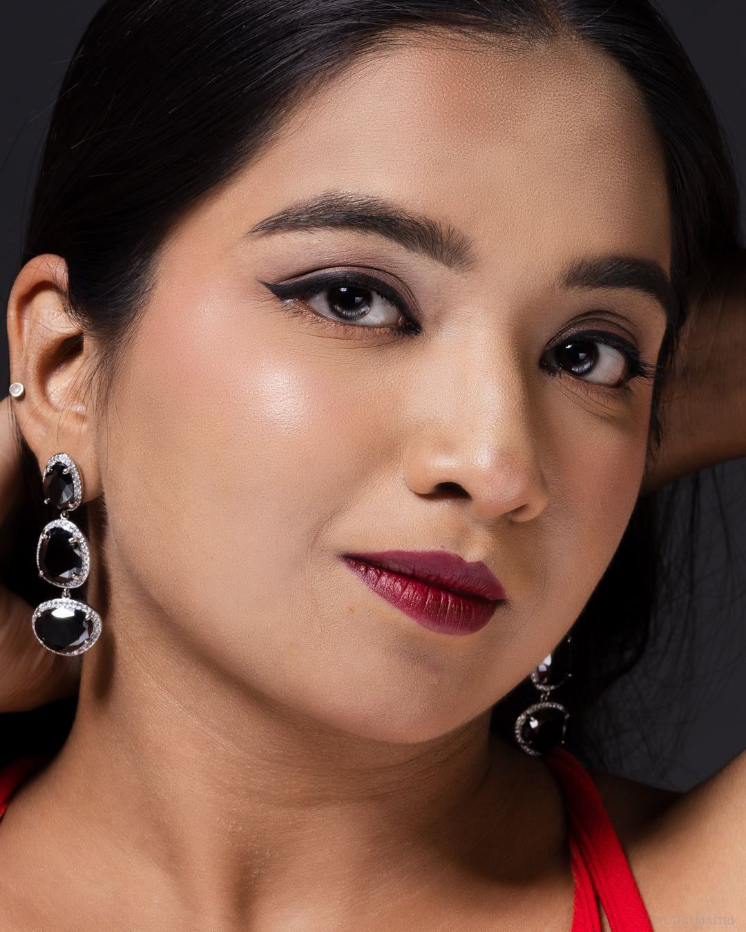 Long emerald and ruby earrings with rhodium plating and 6cm drop length