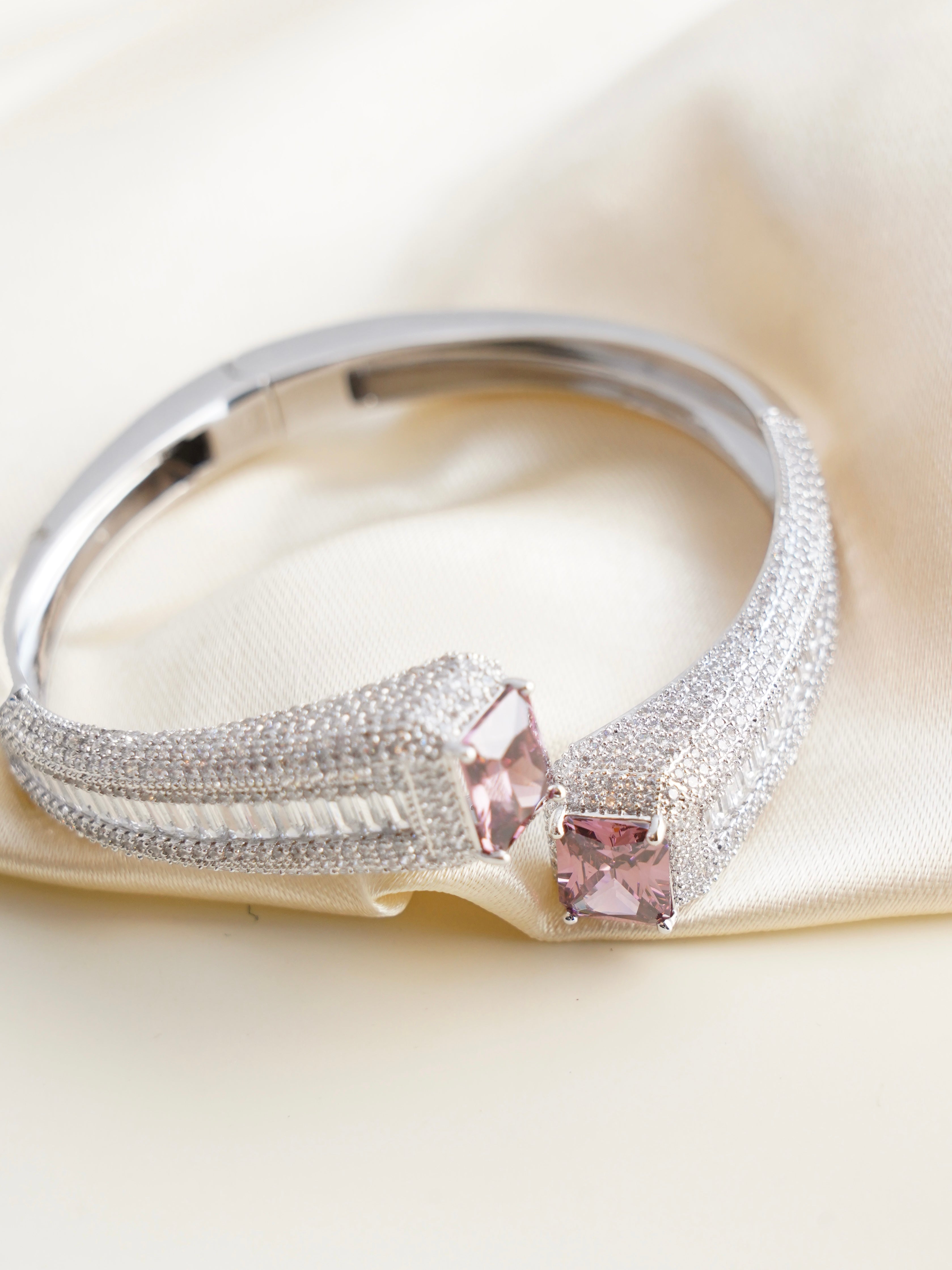 Silver bracelet with sunshine yellow stones and rhodium coating, showcasing clasp design