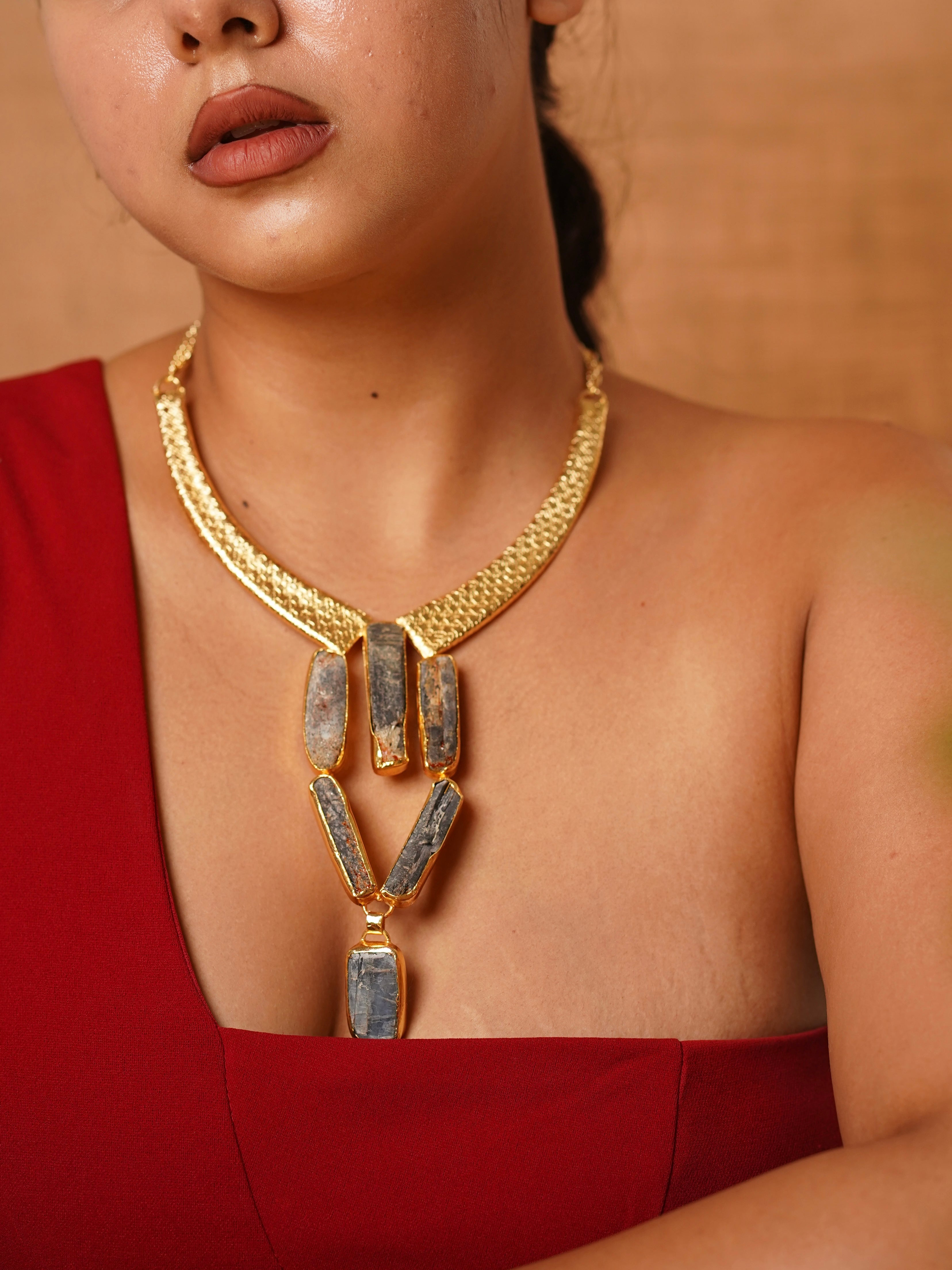 Collar necklace with raw apatite stones layered in artistic gold setting in front view