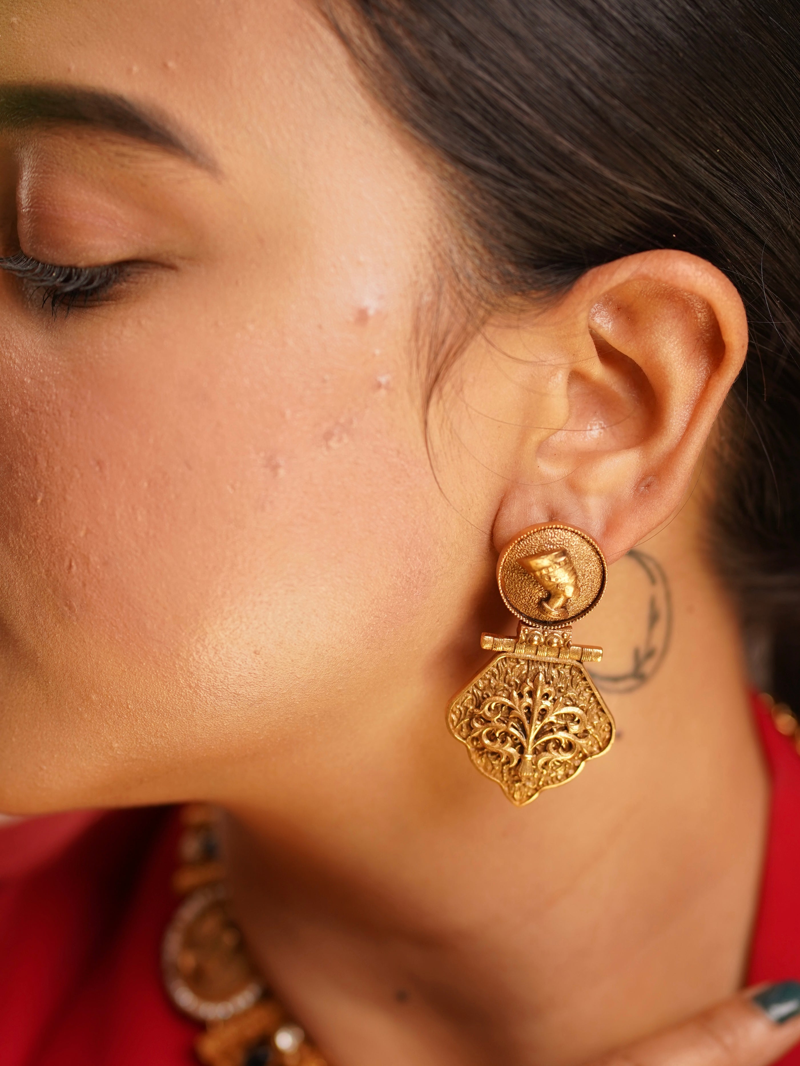 Front view of amrapali-style necklace set with pearl-framed coins and filigree detail