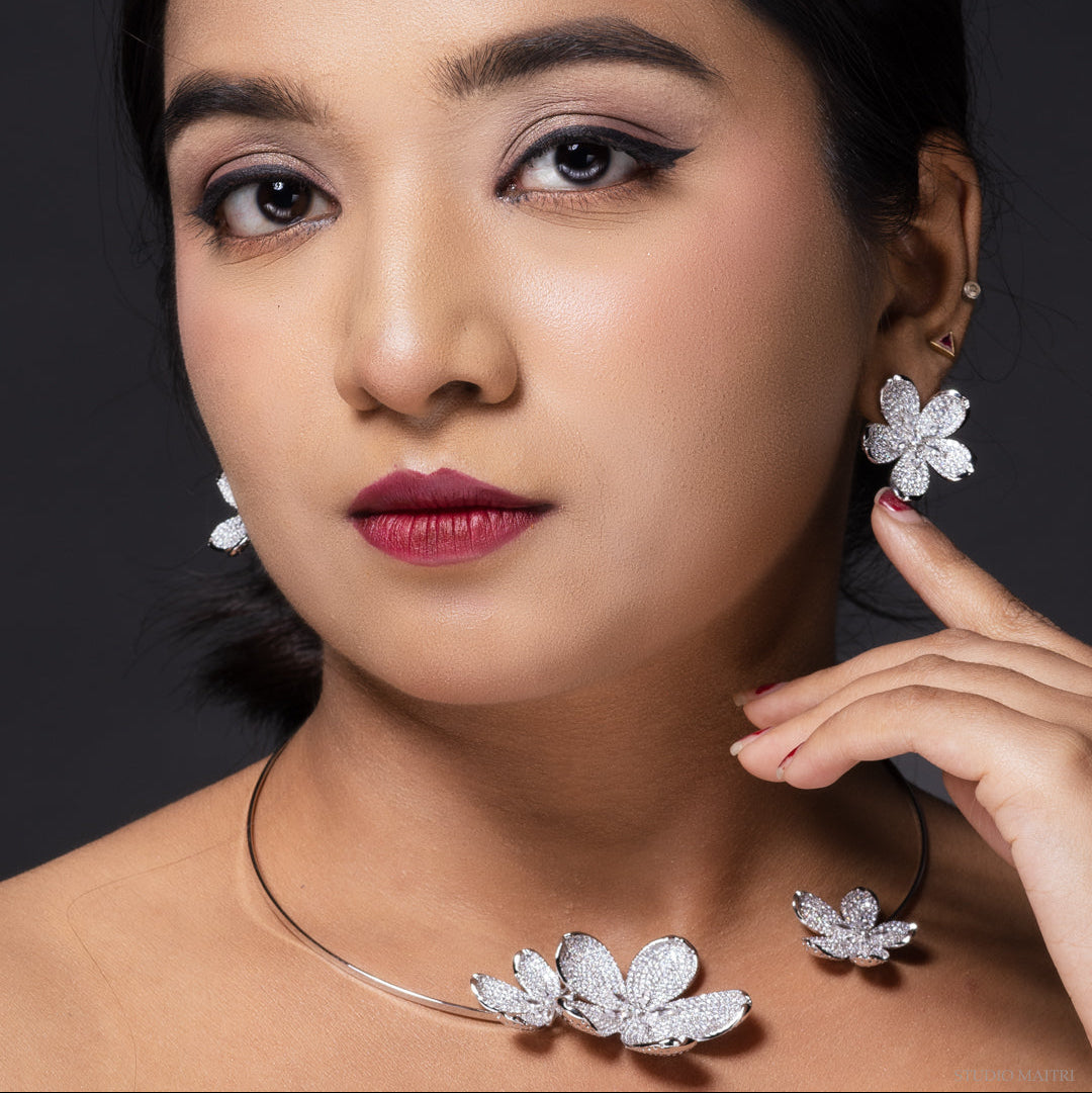 18k white gold plated western-style designer necklace with fine stonework