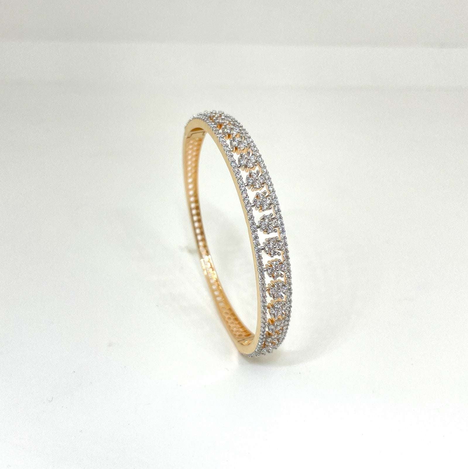 Elegant Diamond-Cut Openable Bracelet