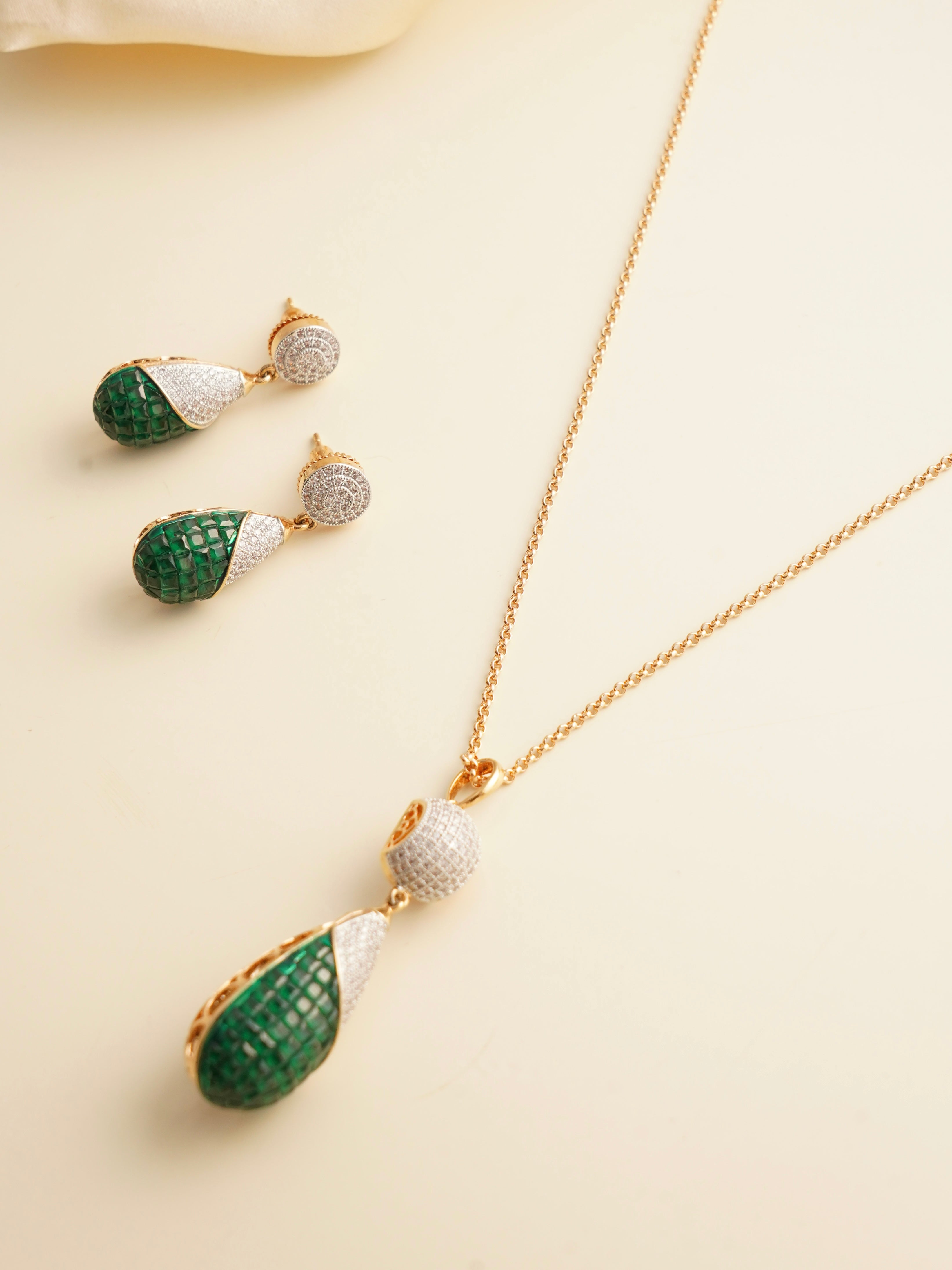 Teardrop emerald mosaic earrings and necklace set with micro-pavé stones and gold plating