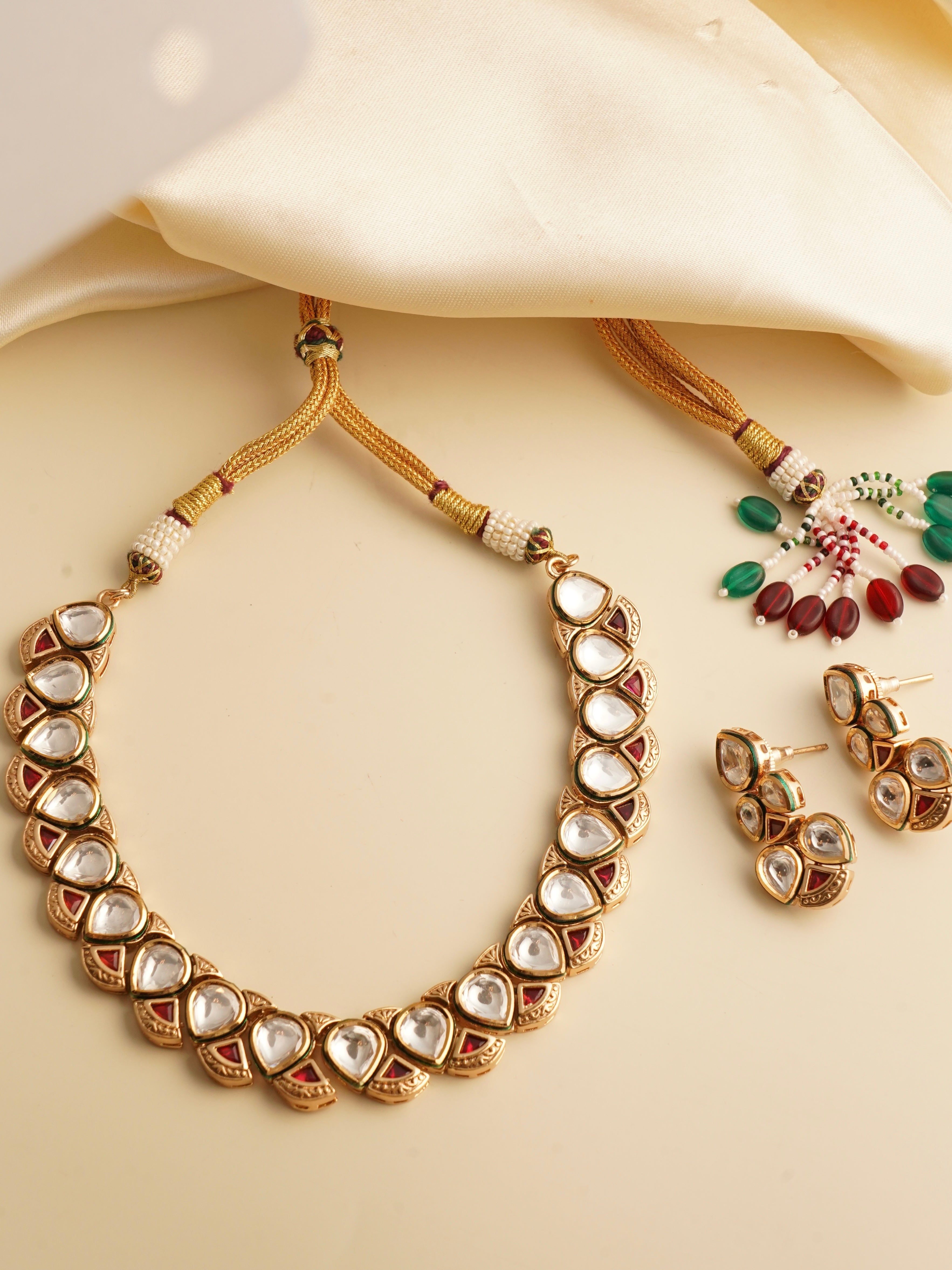 Side view of kundan necklace showing meenakari enamel and teardrop kundan stones
