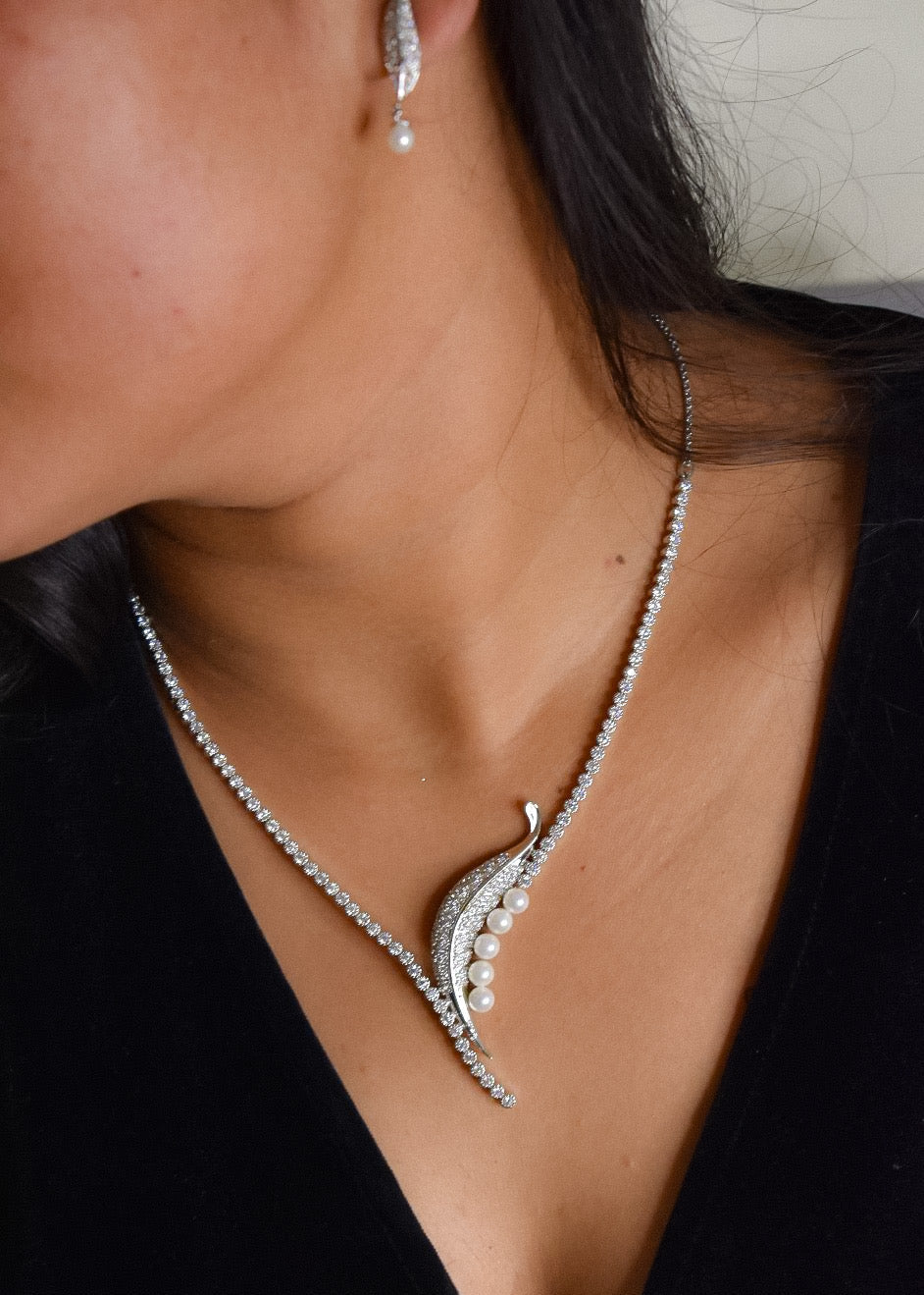 Silver pearl jewelry set with leaf motif and elegant matching earrings