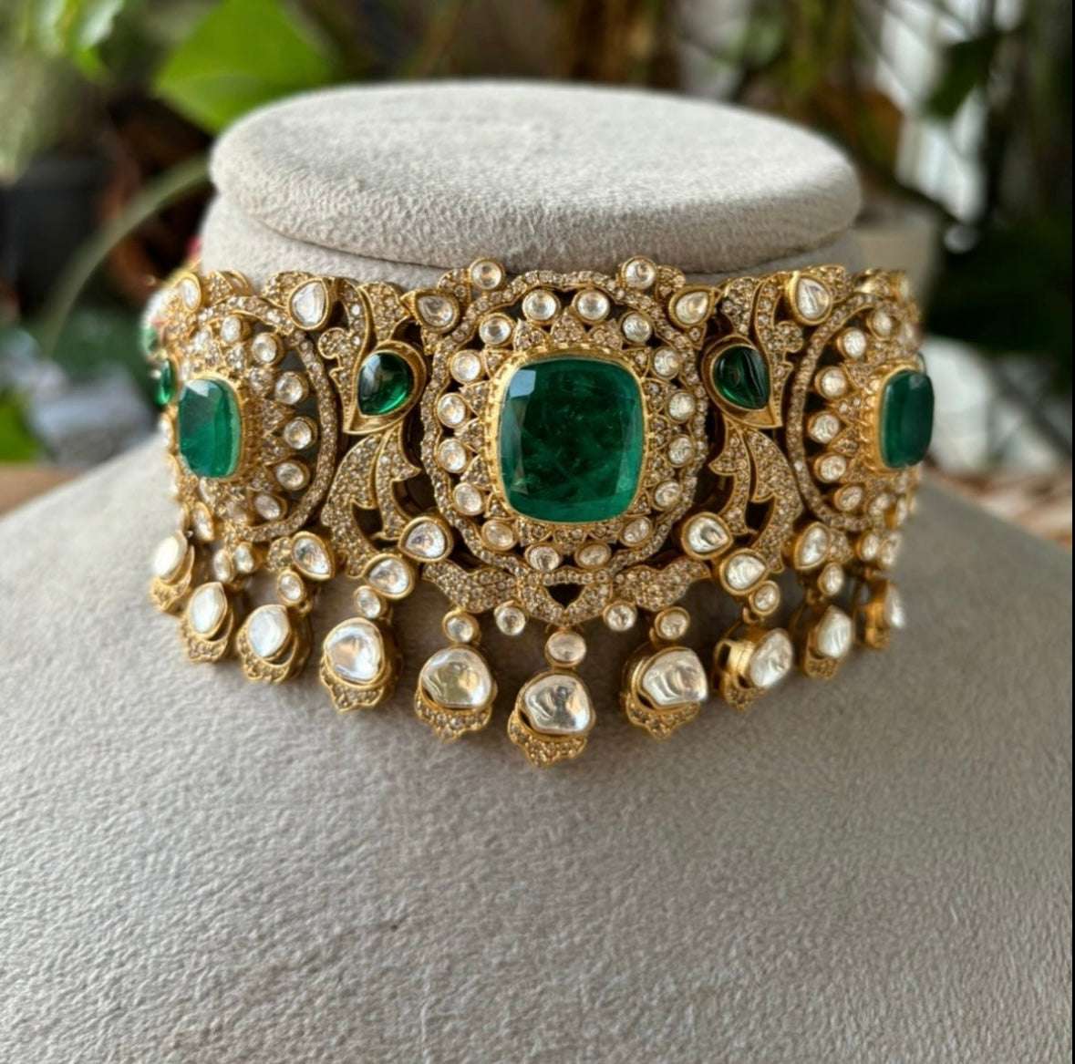 Kiara luxurious Emerald choker with earrings