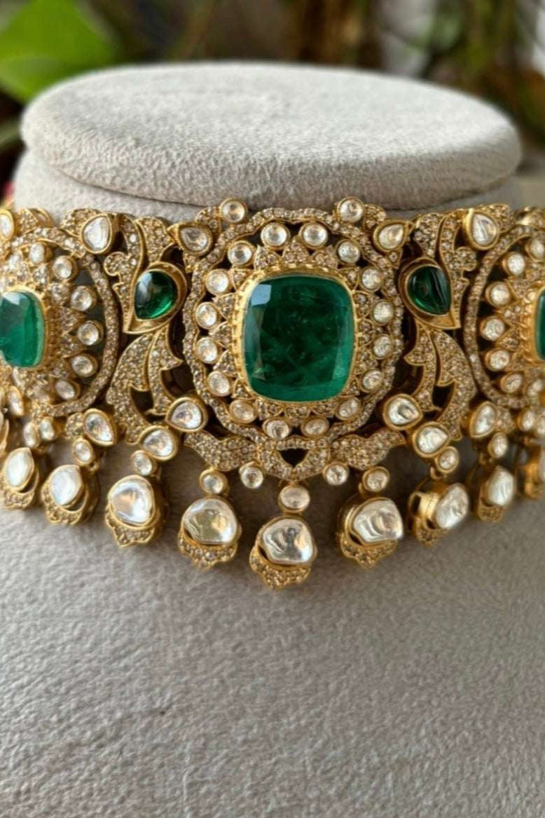 Kiara luxurious Emerald choker with earrings