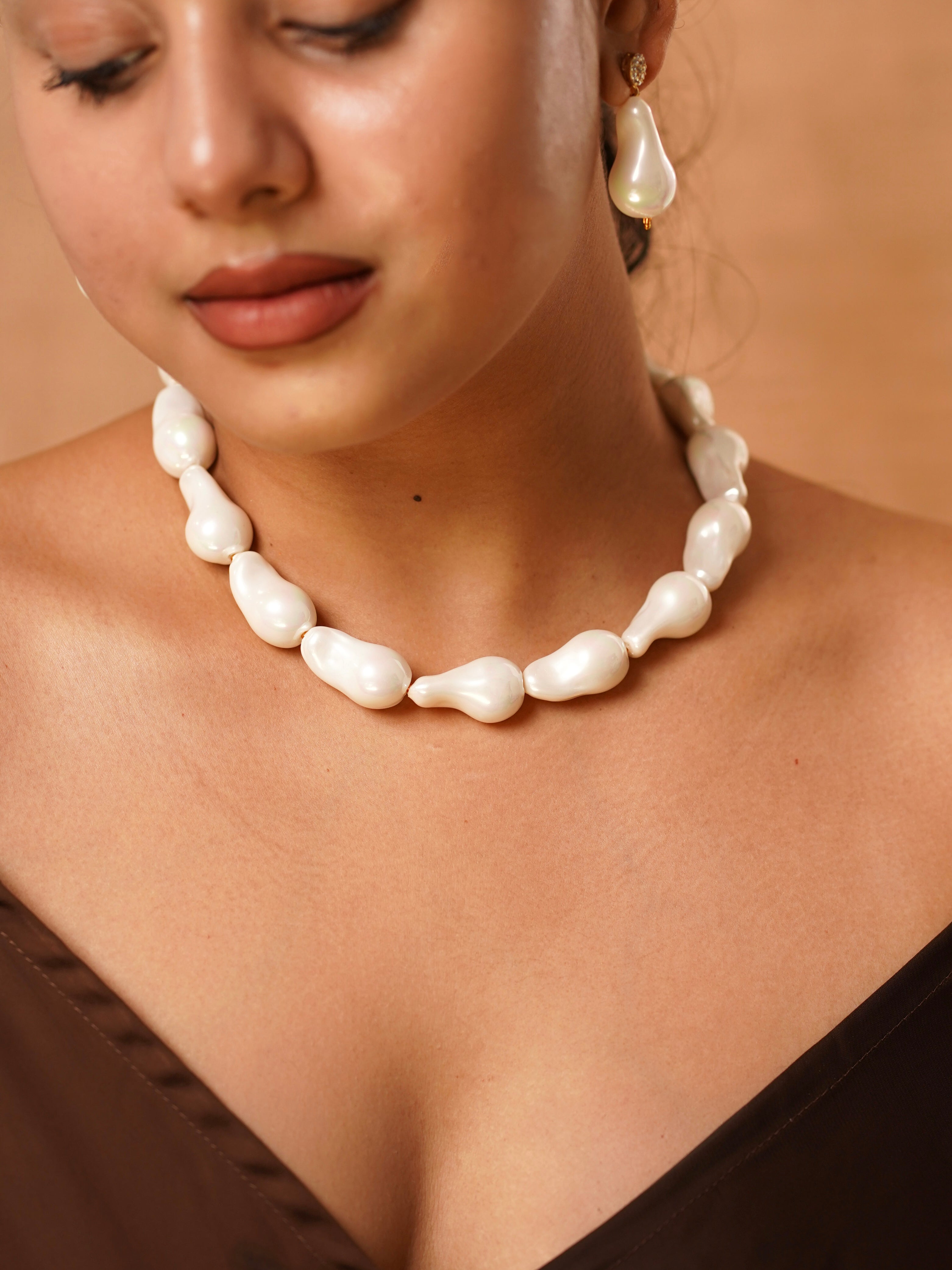 Baroque pearl necklace and earrings set with ivory pearls and 18k gold-plated accents