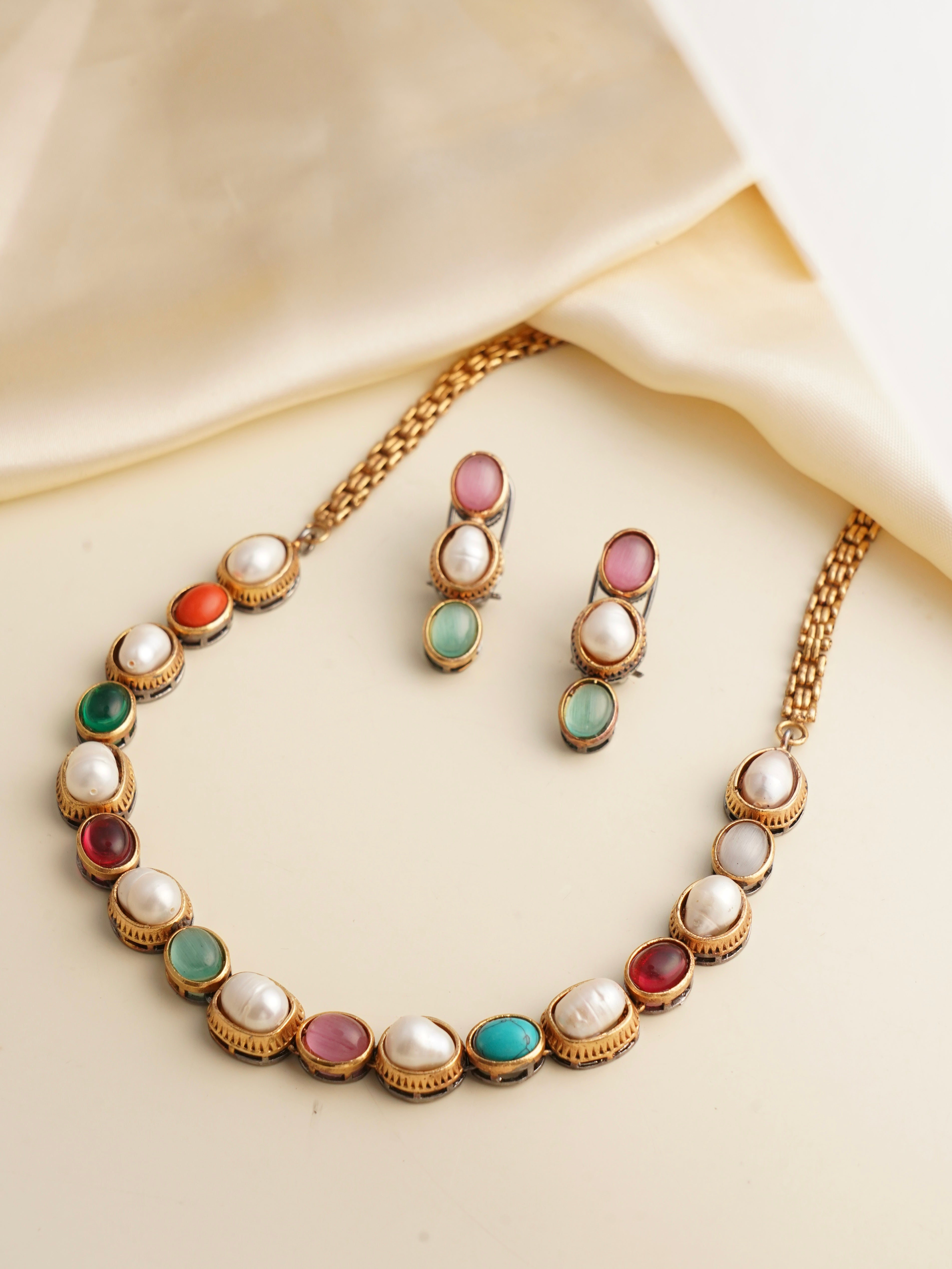Minimal luxe necklace with pearls and multicoloured gemstones in gold finish