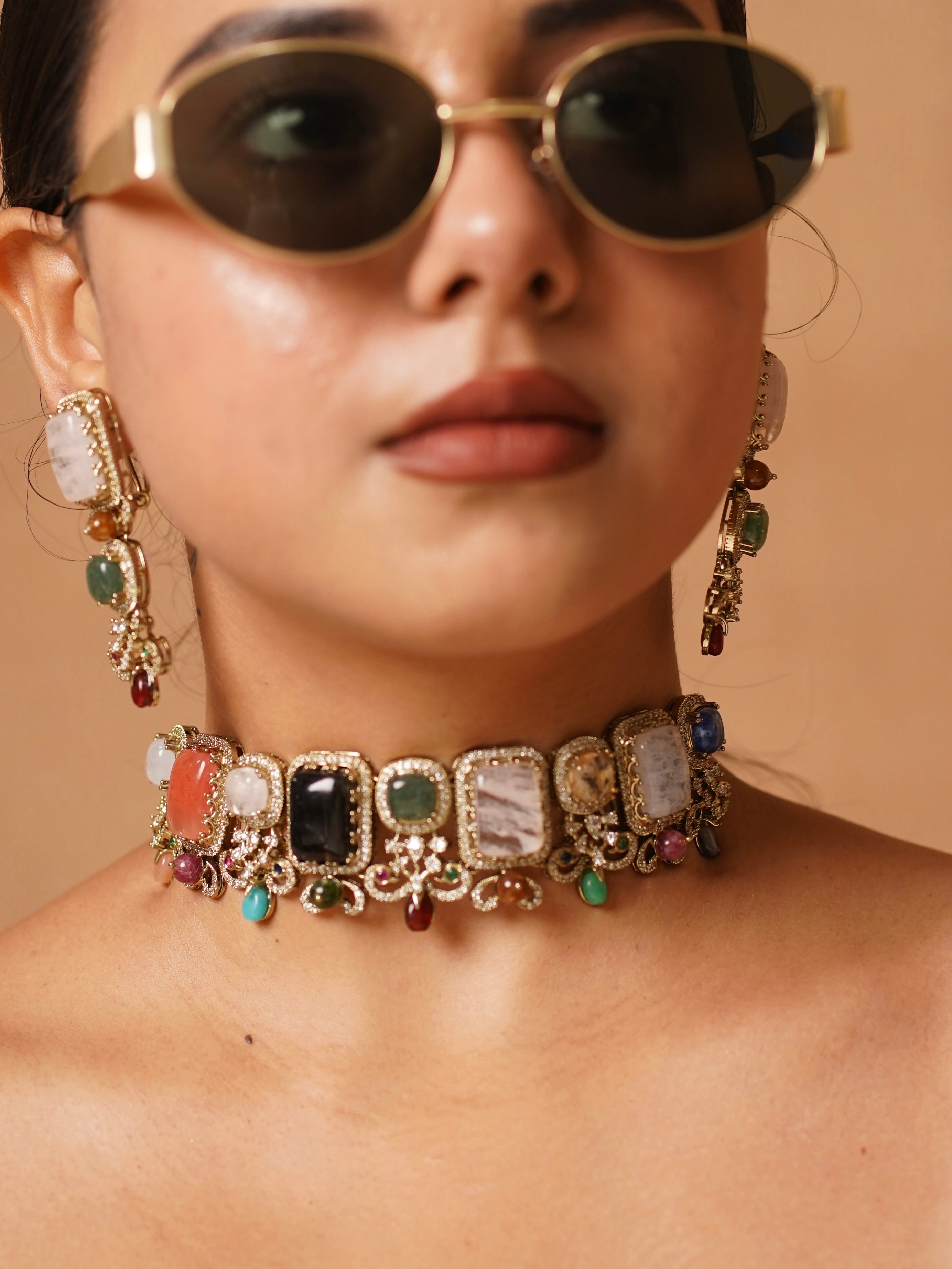 Choker necklace with pearl drops and emerald centre flanked by polki stones