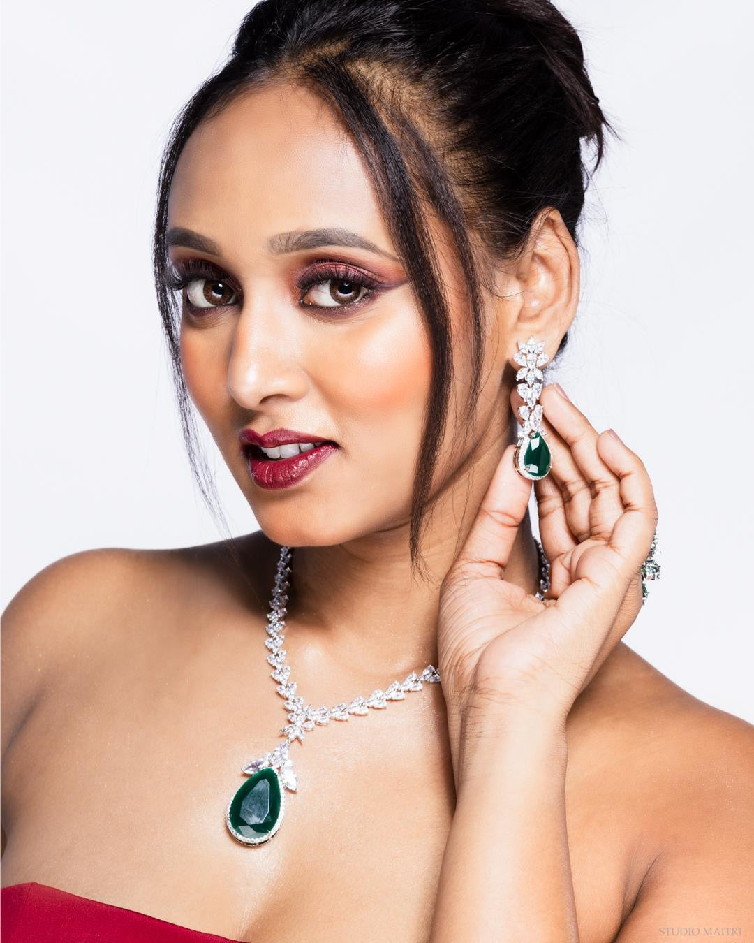 Side view of emerald jewellery set with brilliant green stones and sleek finish
