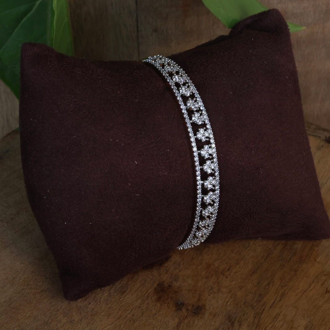 Openable bracelet with diamond-cut stones and polished gold finish