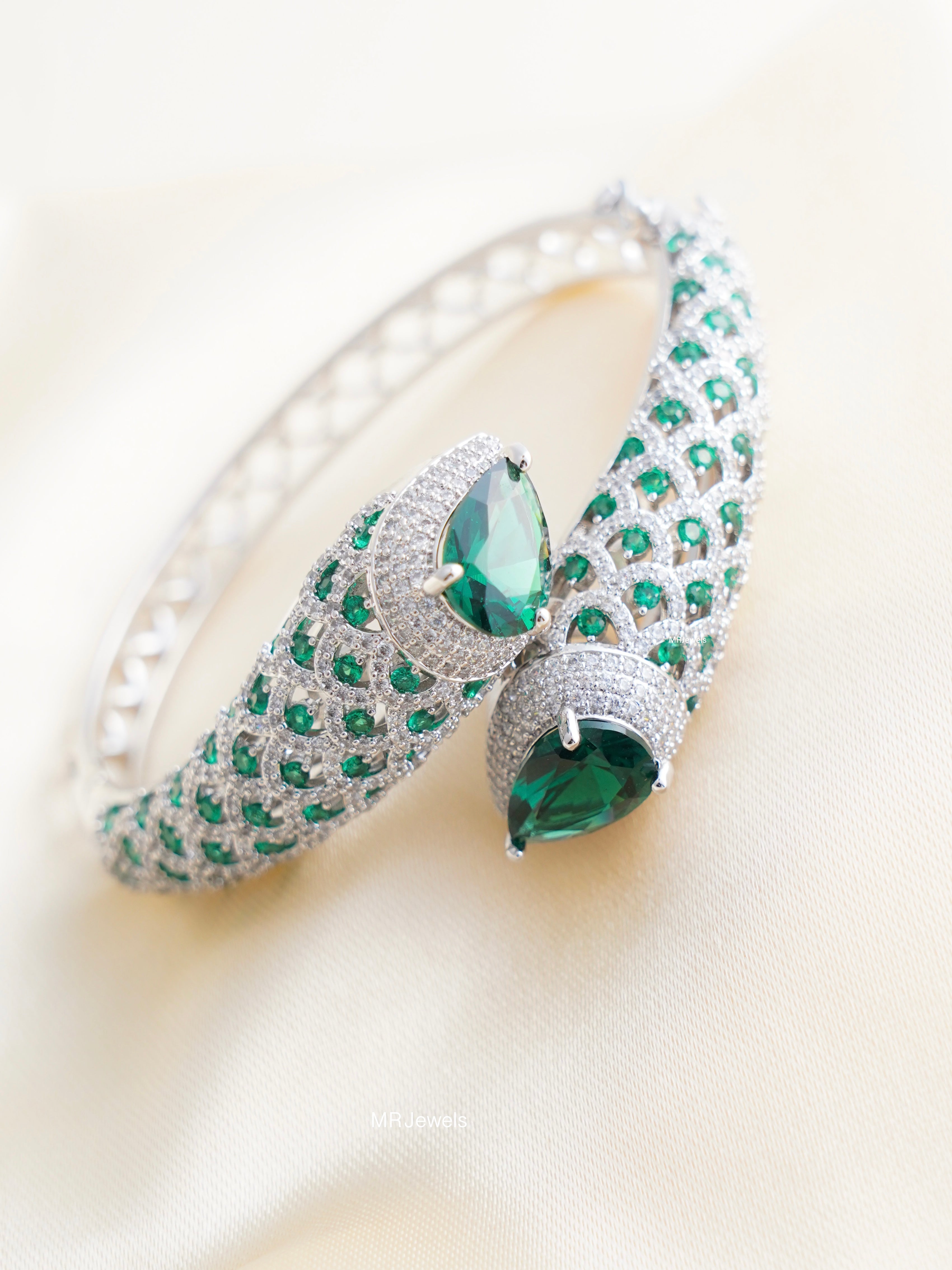 emerald pear‑cut stone regalia kada with intricate cz lattice design angled view