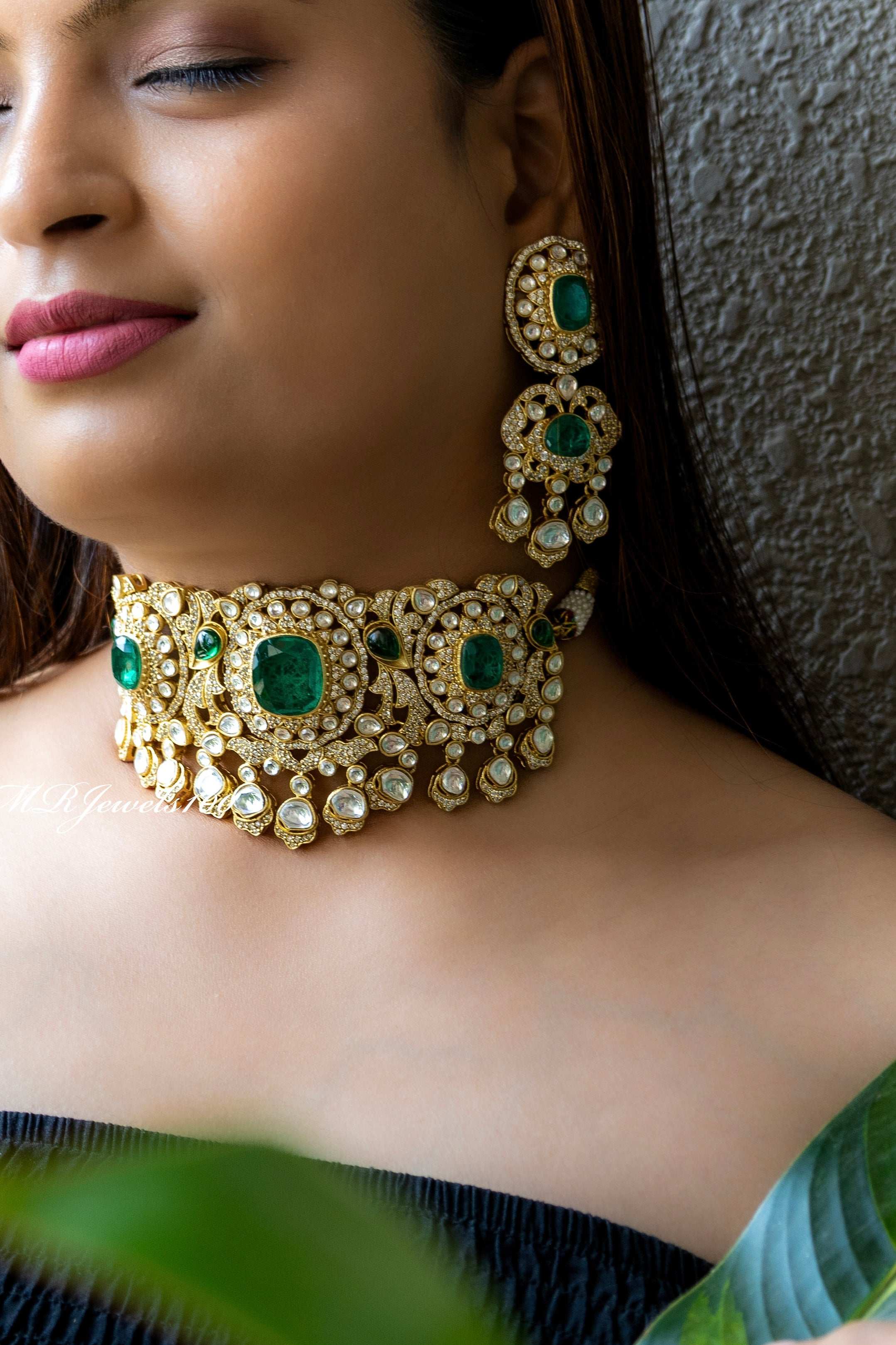 Kiara luxurious Emerald choker with earrings