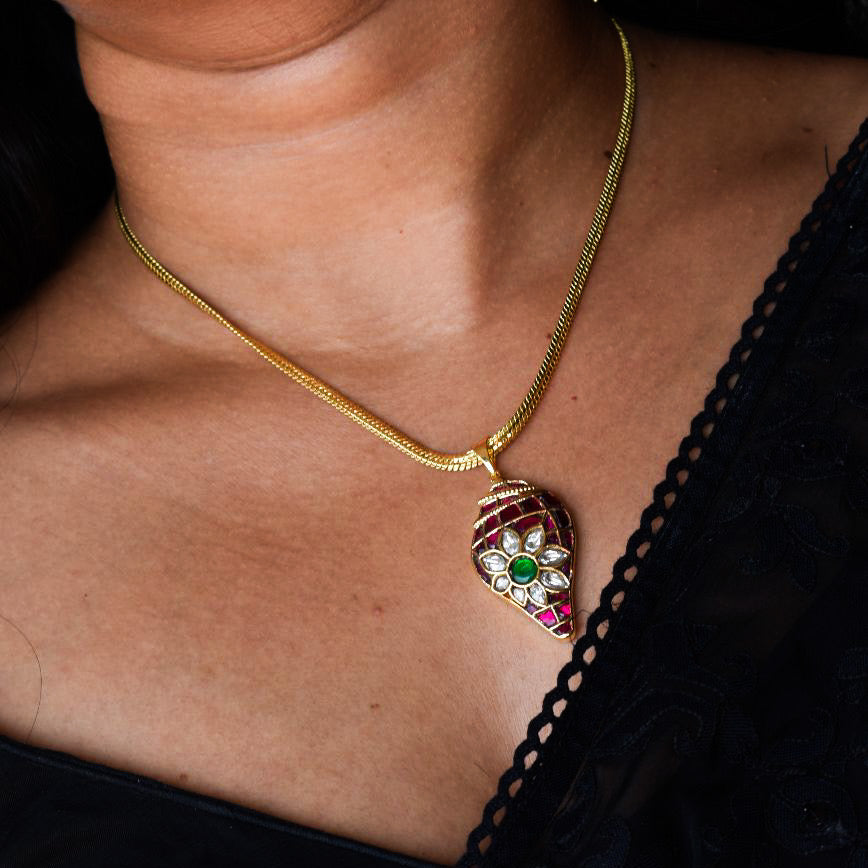 Front view of Ishita pendant showcasing pachi kundan work with pearl and gemstone accents