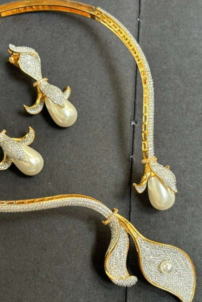 Luxe Flora Diamond Pearl Necklace Set