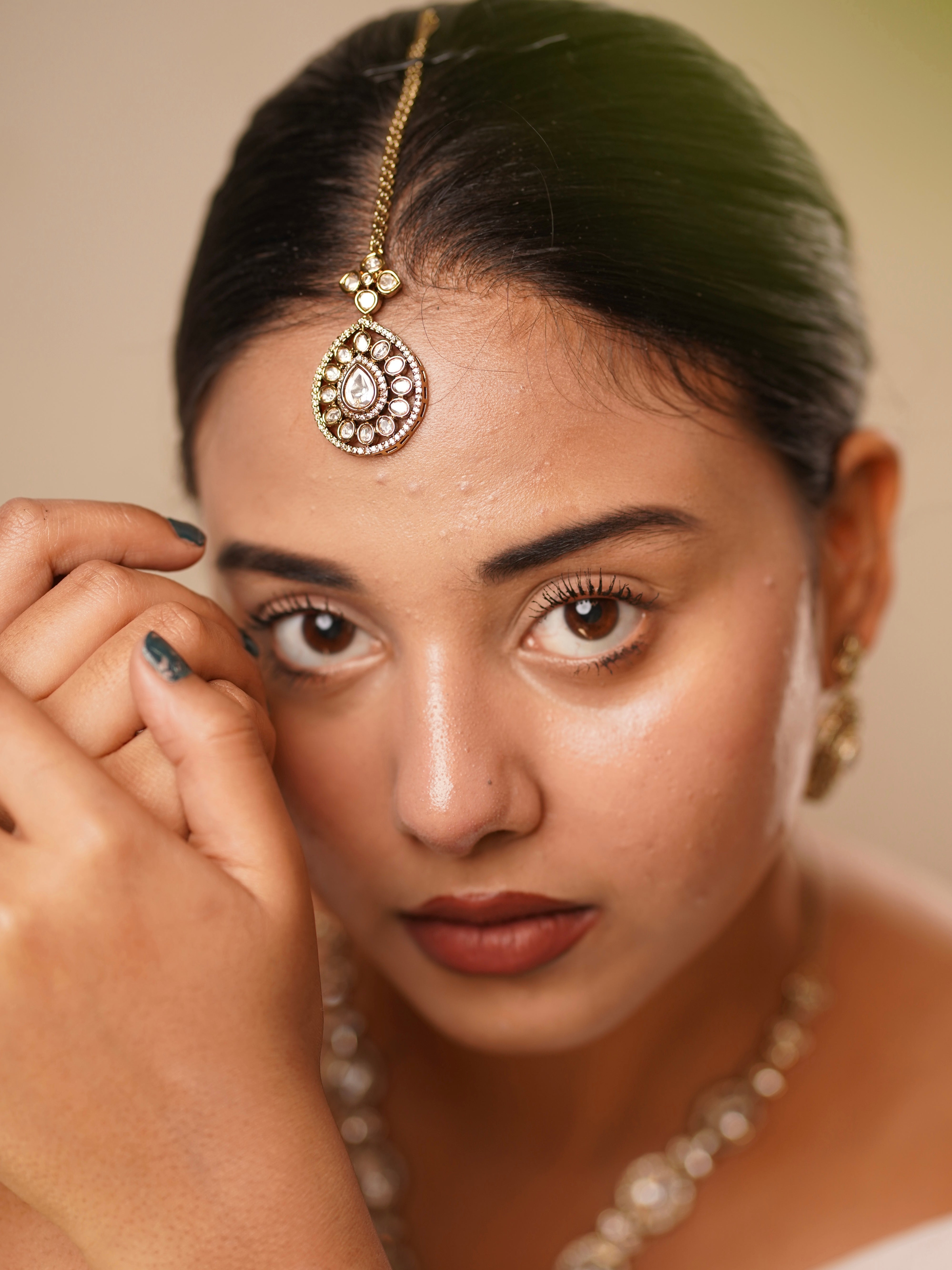 Close-up of teardrop kundan pendant and pearl drop earrings from Aurelia set