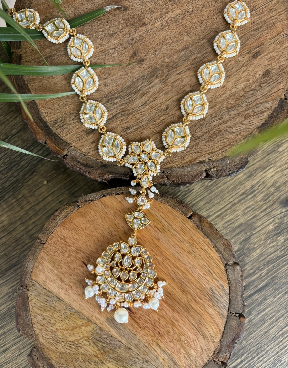 Side profile of bridal sheeshphool tikka with kundan work and dangling pearls