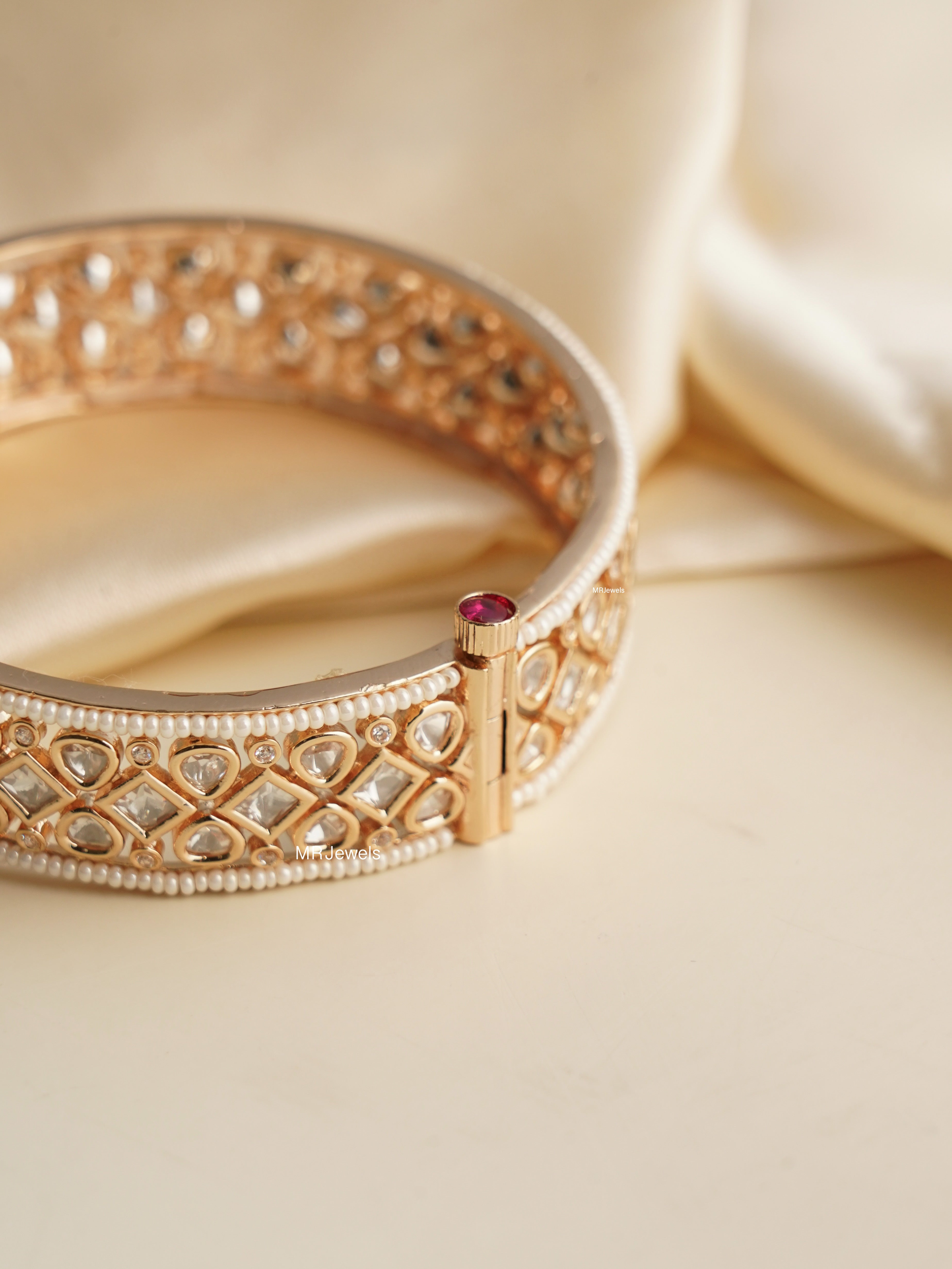 Single polki bangle in copper alloy with openable hinge and gold finish