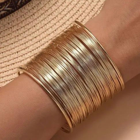 Adjustable thread-style bracelet with gold-plated chain and minimalistic design