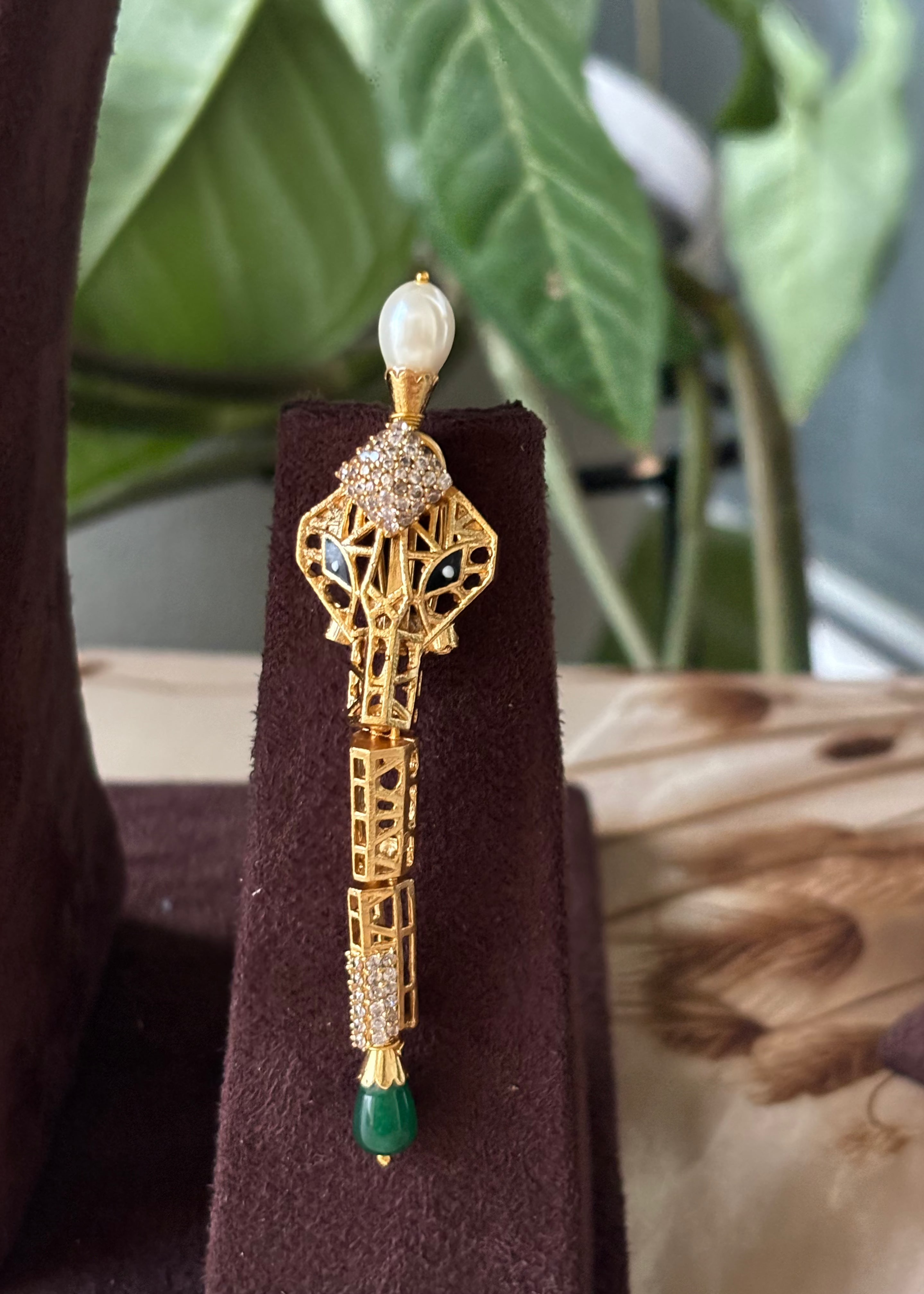 Detailed pendant chain view from the Indo-western necklace set