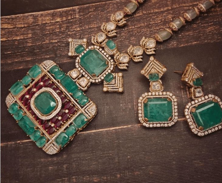 Elegant Emerald and Ruby Jewelry Set with Artistic Gold Detailing - MR Jewels