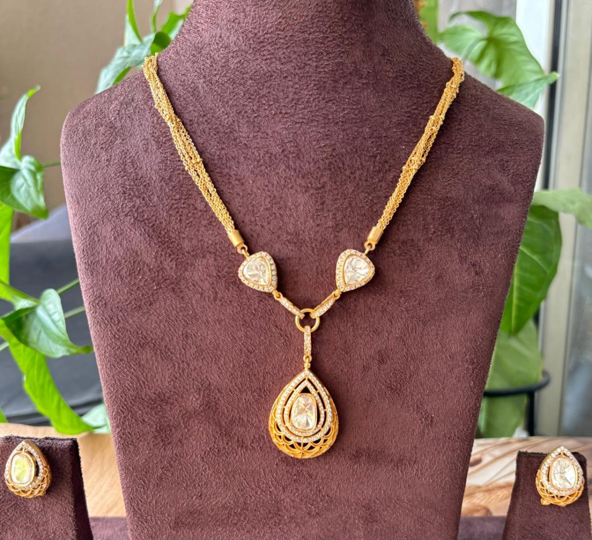 Elegant Gold and Polki Pendant Necklace - MR Jewels