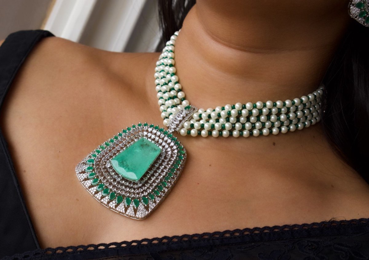 Emerald Majesty Pearl Necklace Set – A Masterpiece of Opulence and Elegance - MR Jewels