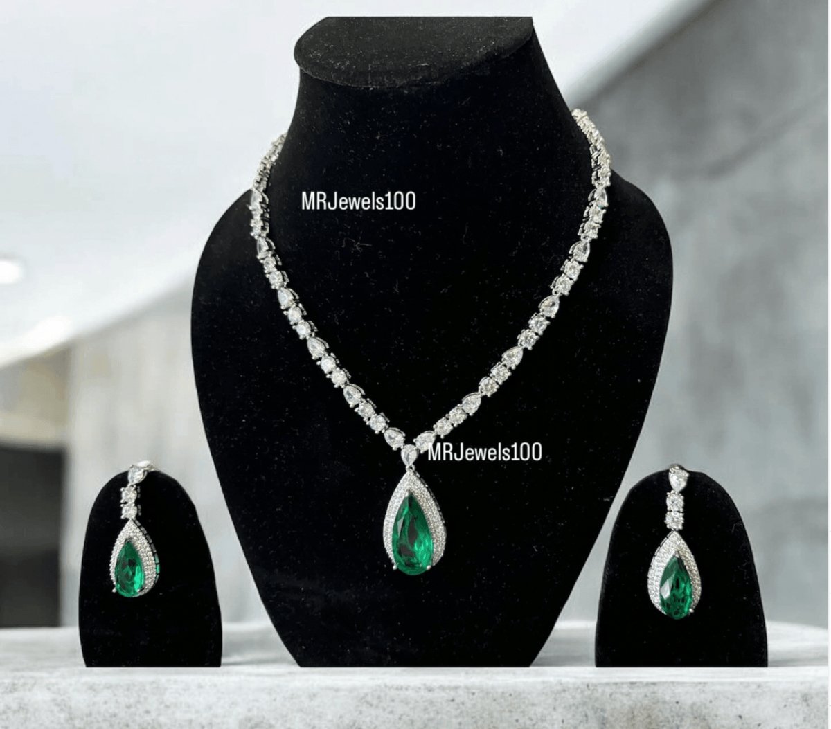 Exquisite Emerald Pendant Necklace Set - Elevate Your Elegance - MR Jewels