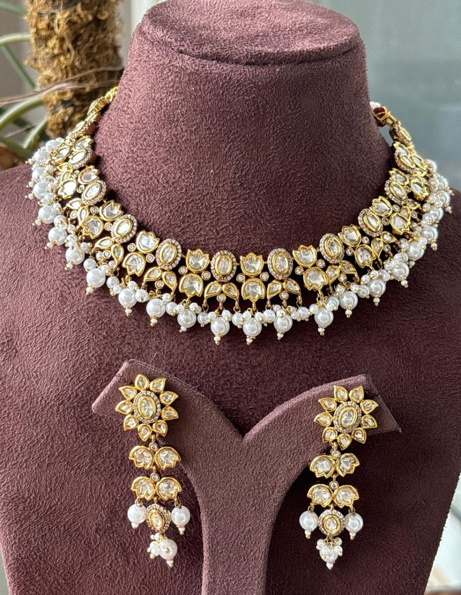 Kundan necklace with lovely earrings - MR Jewels