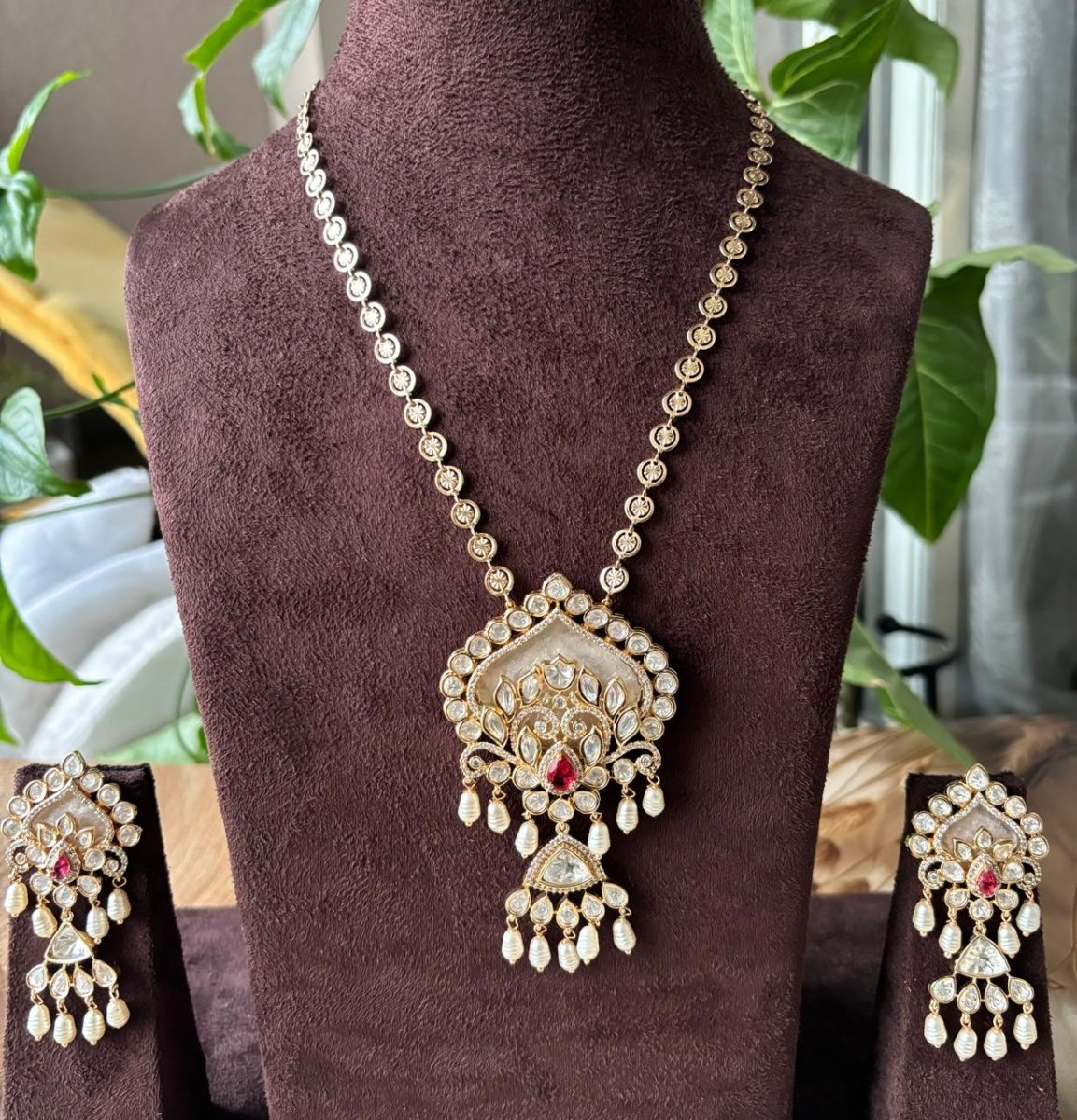 Mother of pearl Necklace set with earrings - MR Jewels