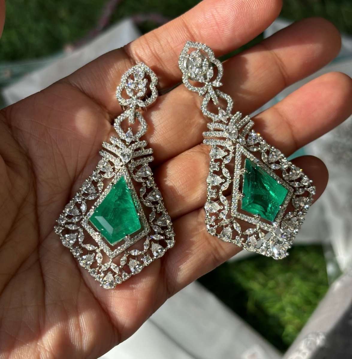 Vintage Charm Emerald Statement Earrings - MR Jewels